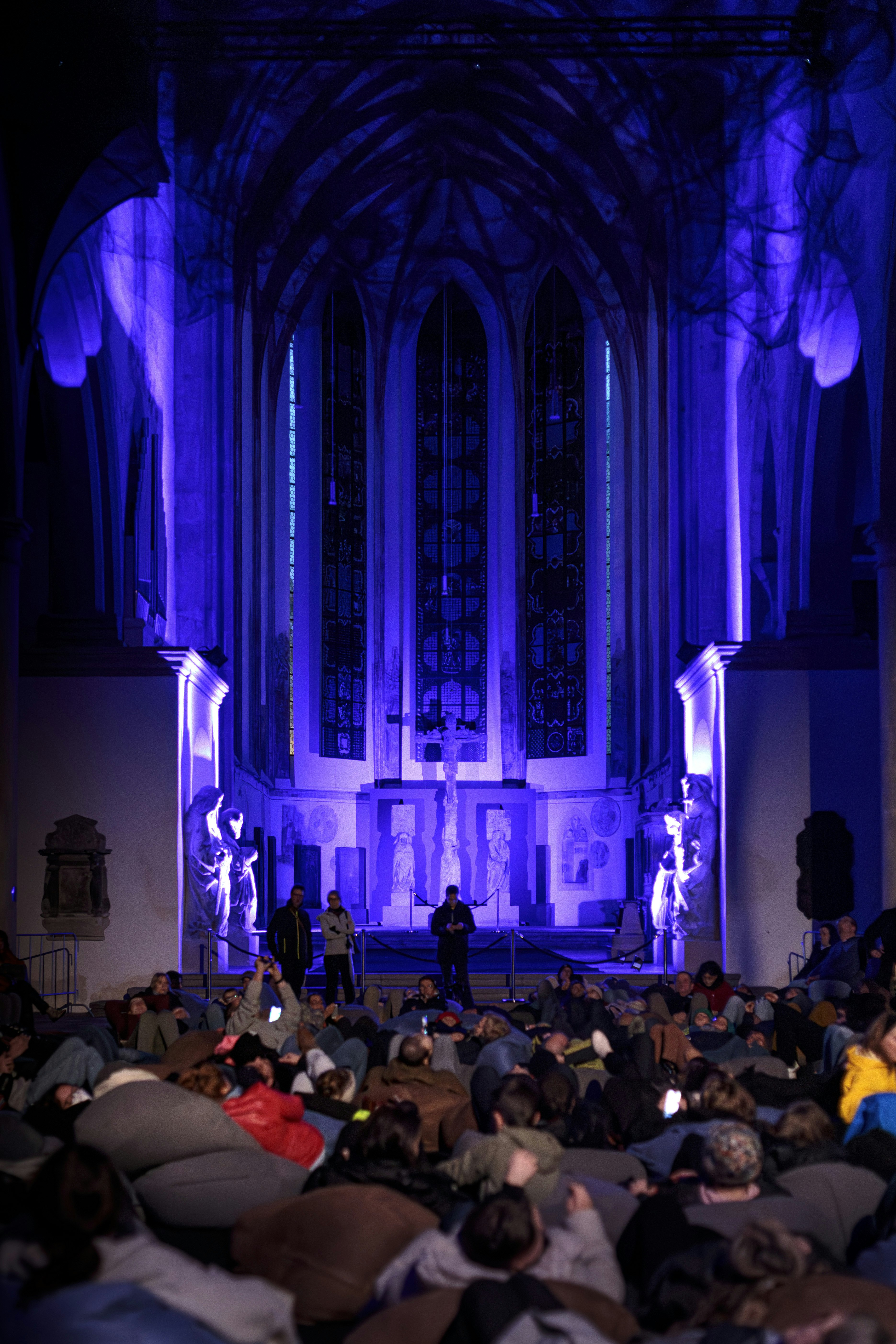 Lichtkunst an der Innenwand einer Kirche