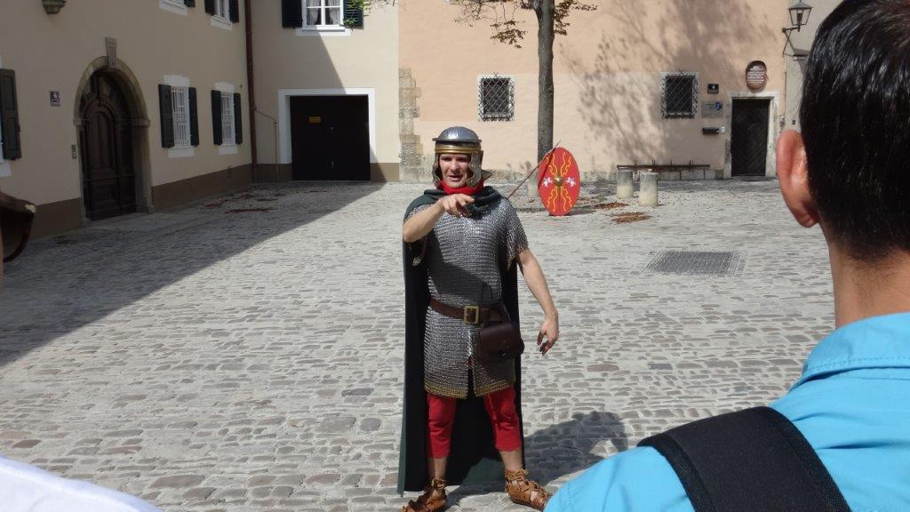 Schauspieler im Kostüm bei der Führung