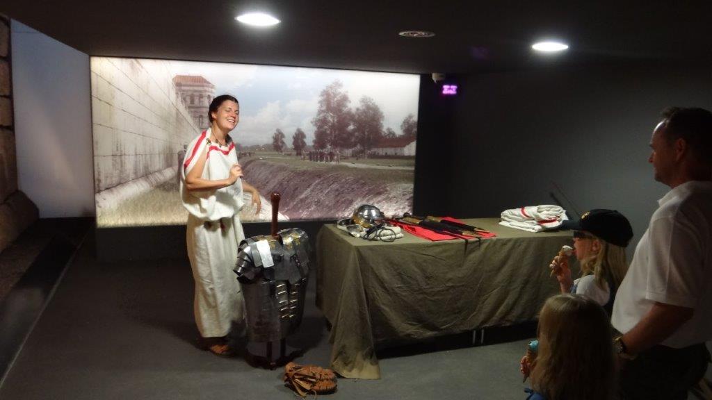 Schauspieler im Kostüm erklärt römisches Gewand