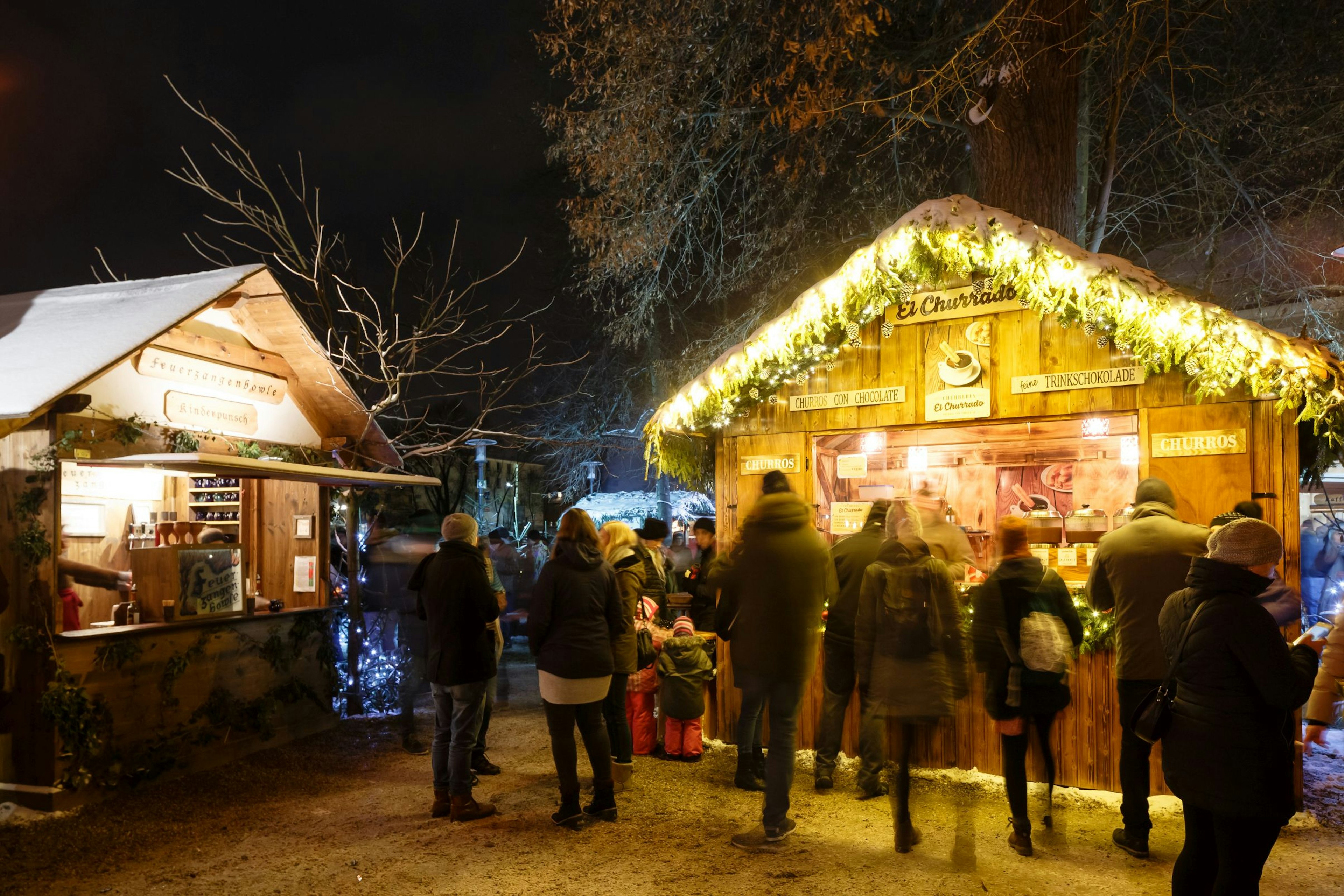 Bude auf einem Weihnachtsmarkt bei Dunkelheit