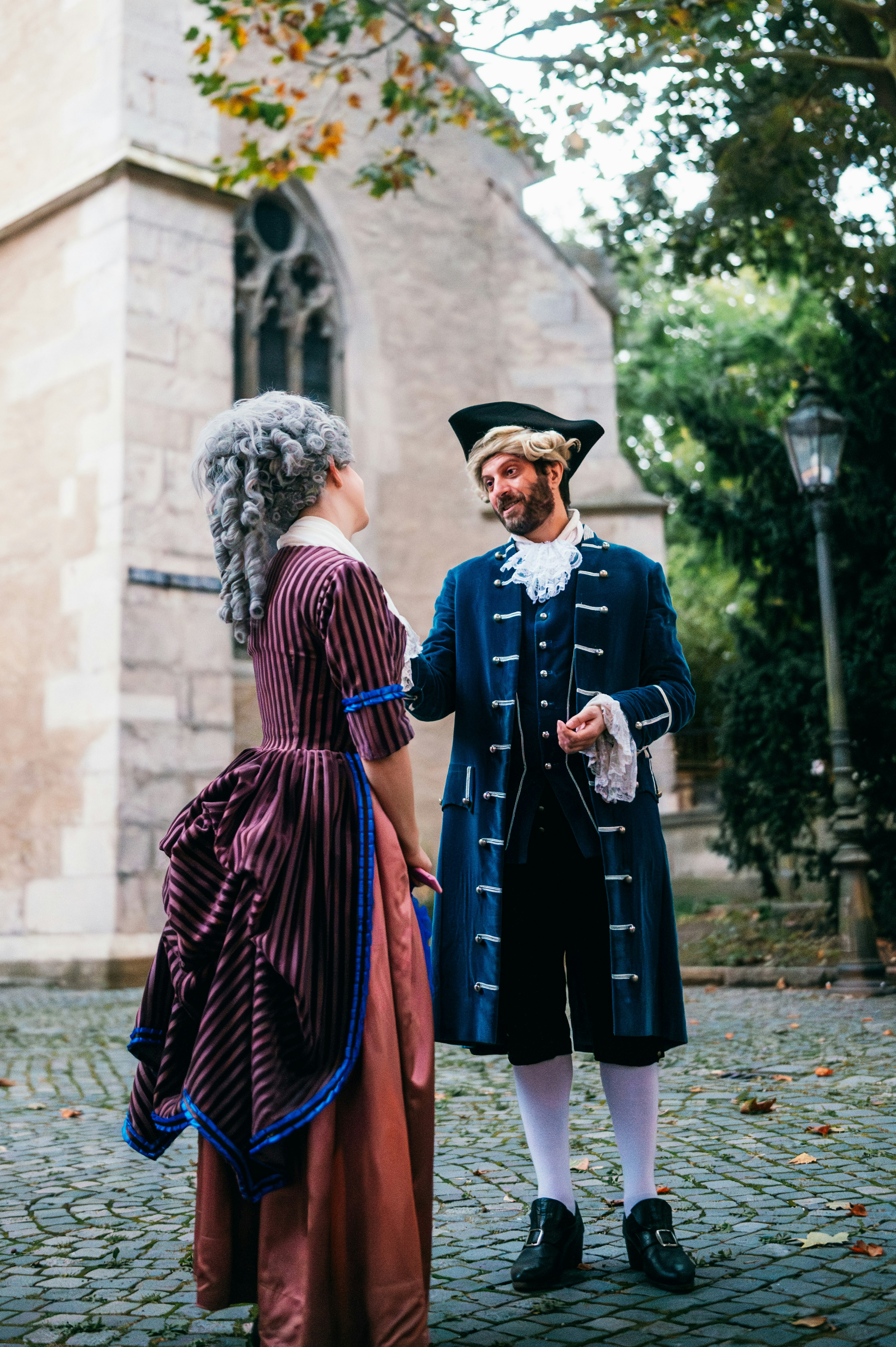 Zwei Schauspieler bei der Führung im Kostüm