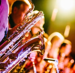 Saxophon im Vordergrund und andere Musiker verschwommen im Hintergrund