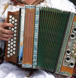 Frau mit Akkordeon auf dem Schoss.