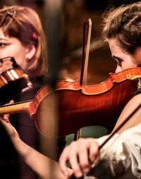 Musikerinnen spielen Geige