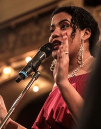 Ramona Fink am Mikrofon