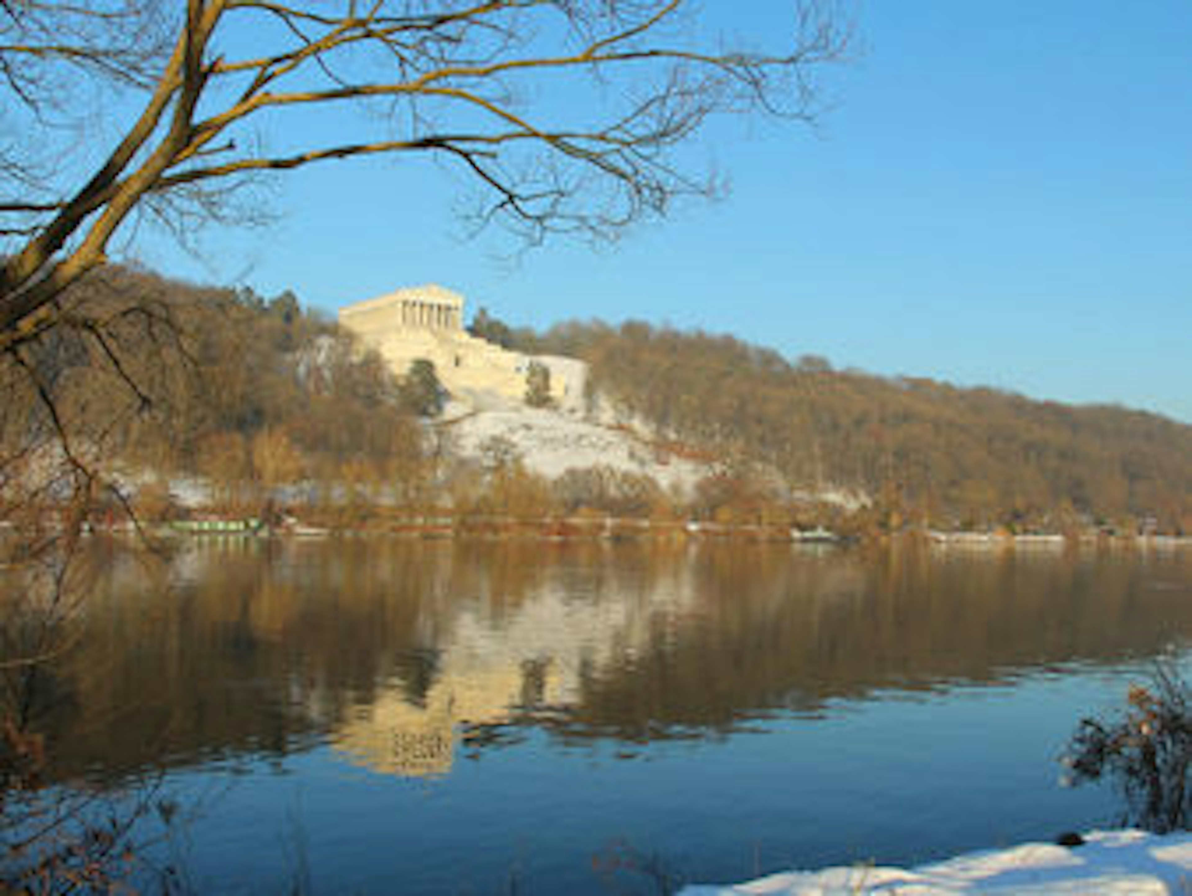 Die Walhalla von der Donau aus im Winter