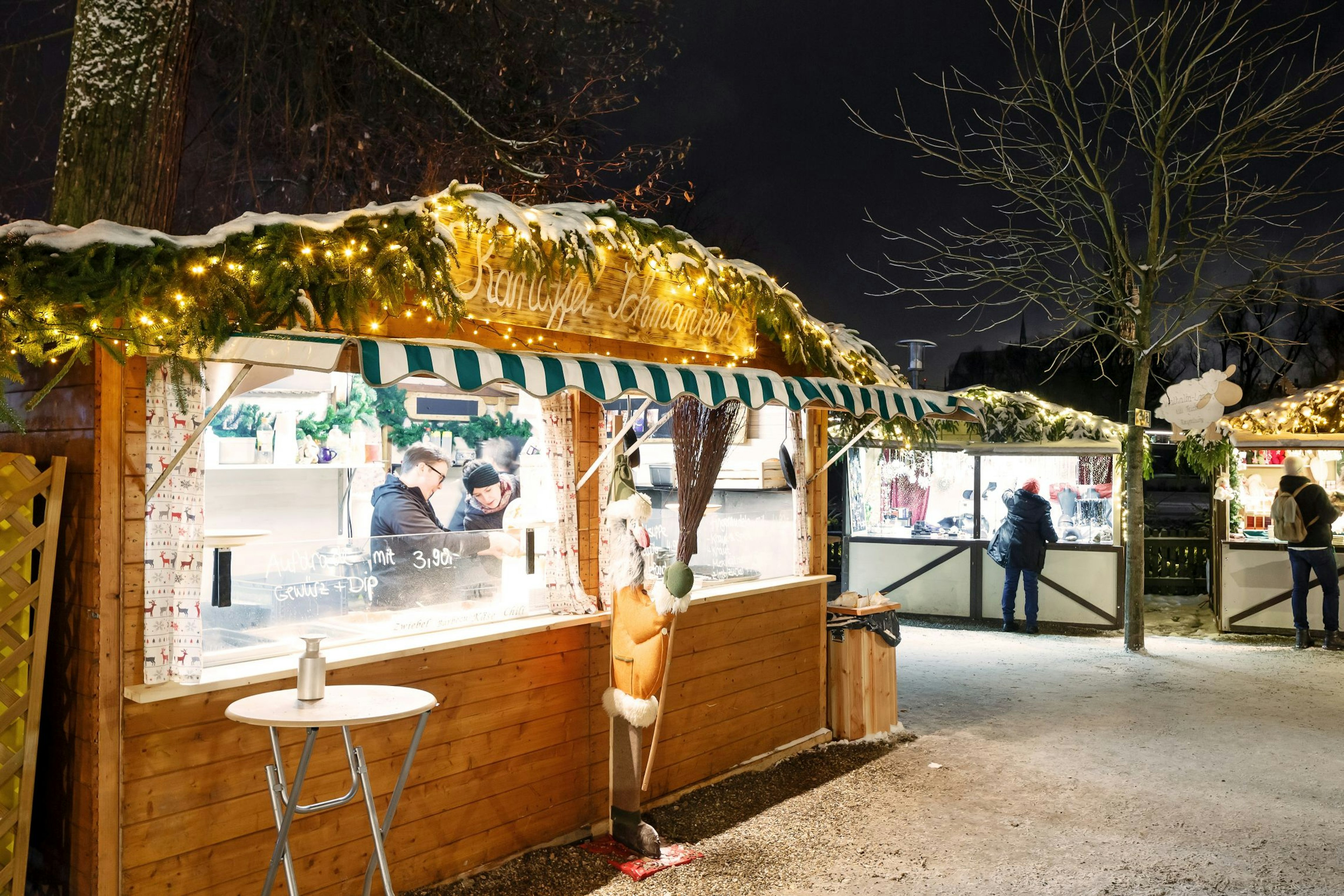 Adventsmarkthütte bei Dunkelheit mit Beleuchtung