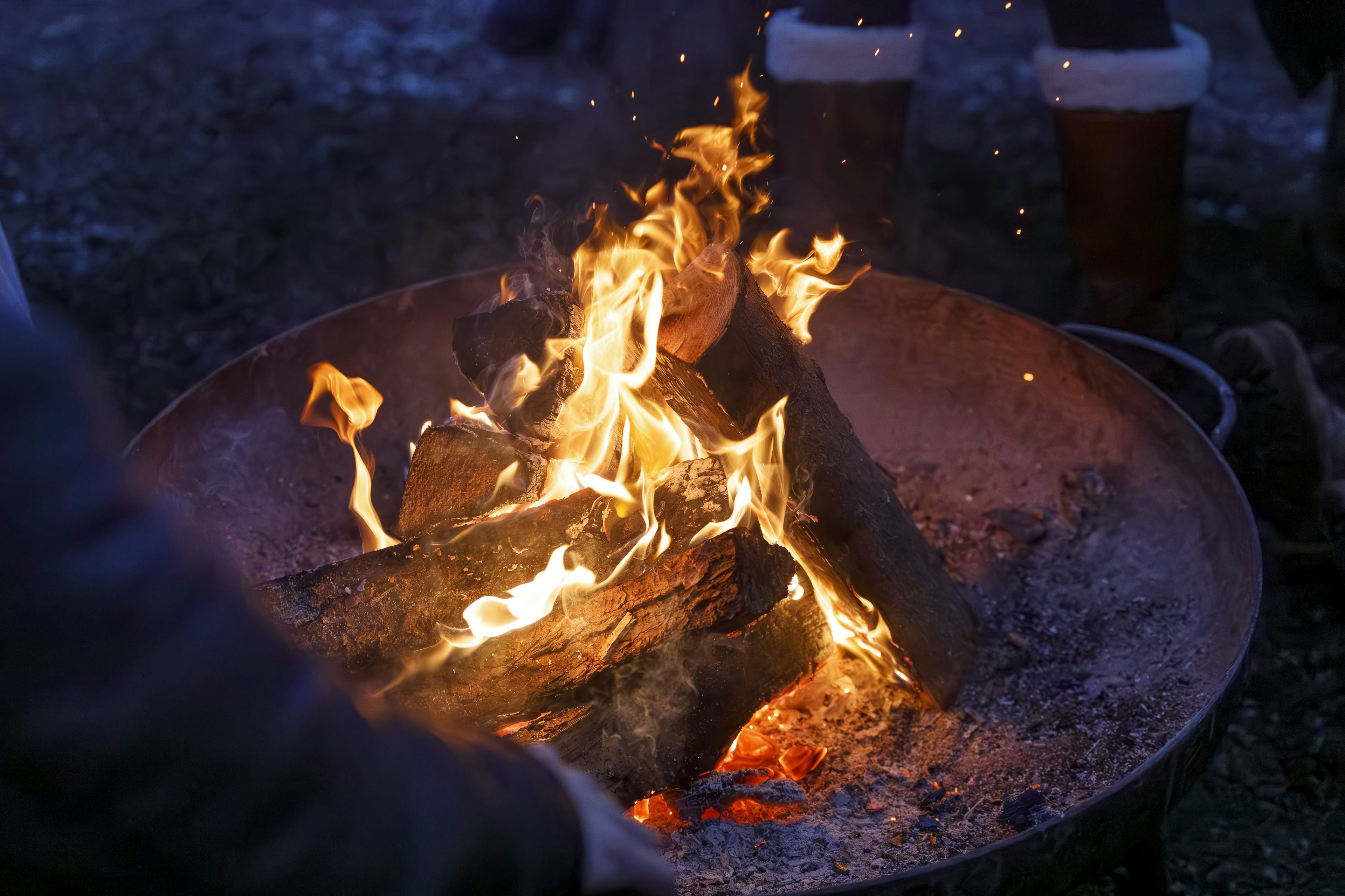 Feuerschale mit lodernden Flammen