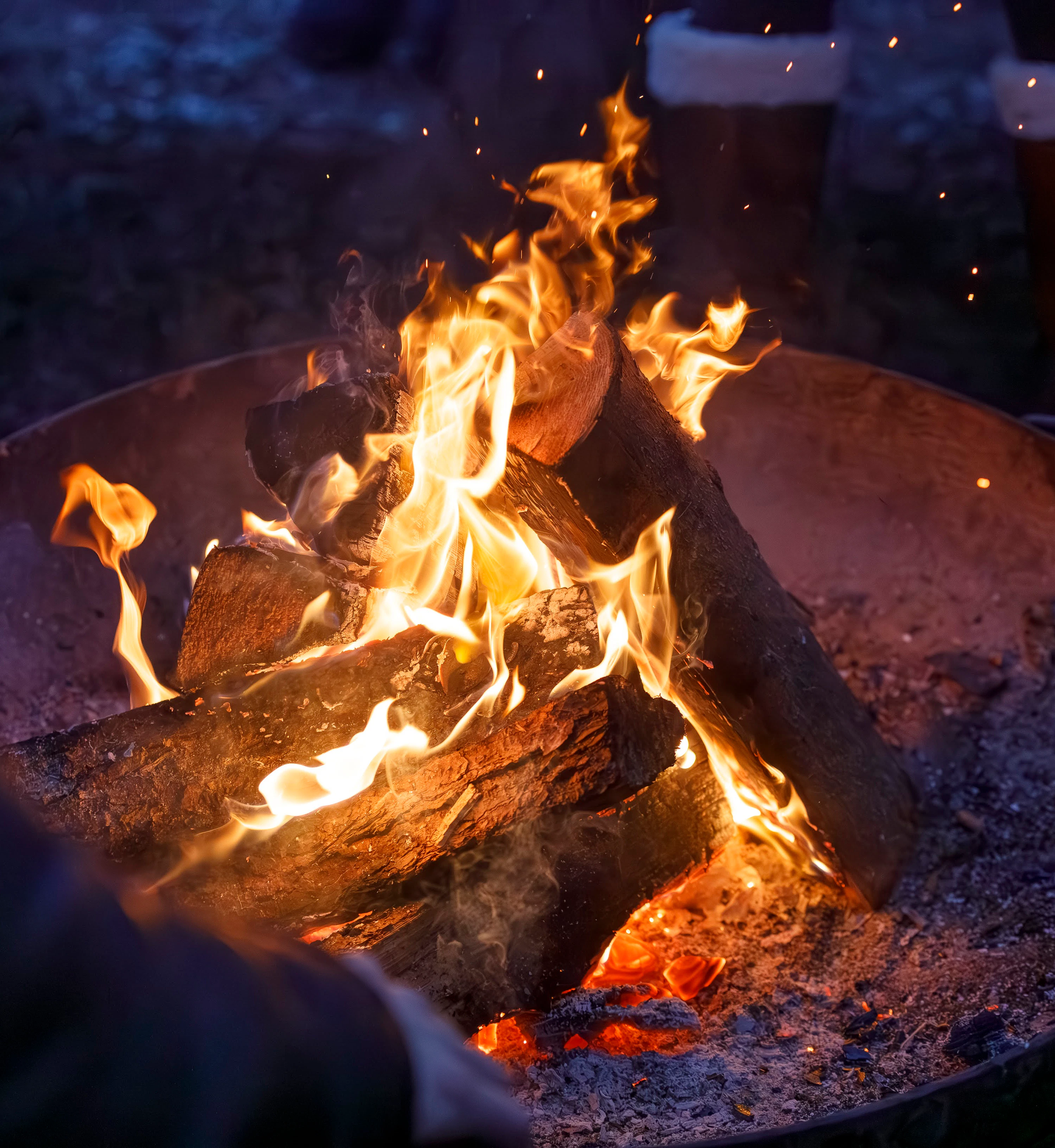 Feuerschale mit lodernden Flammen