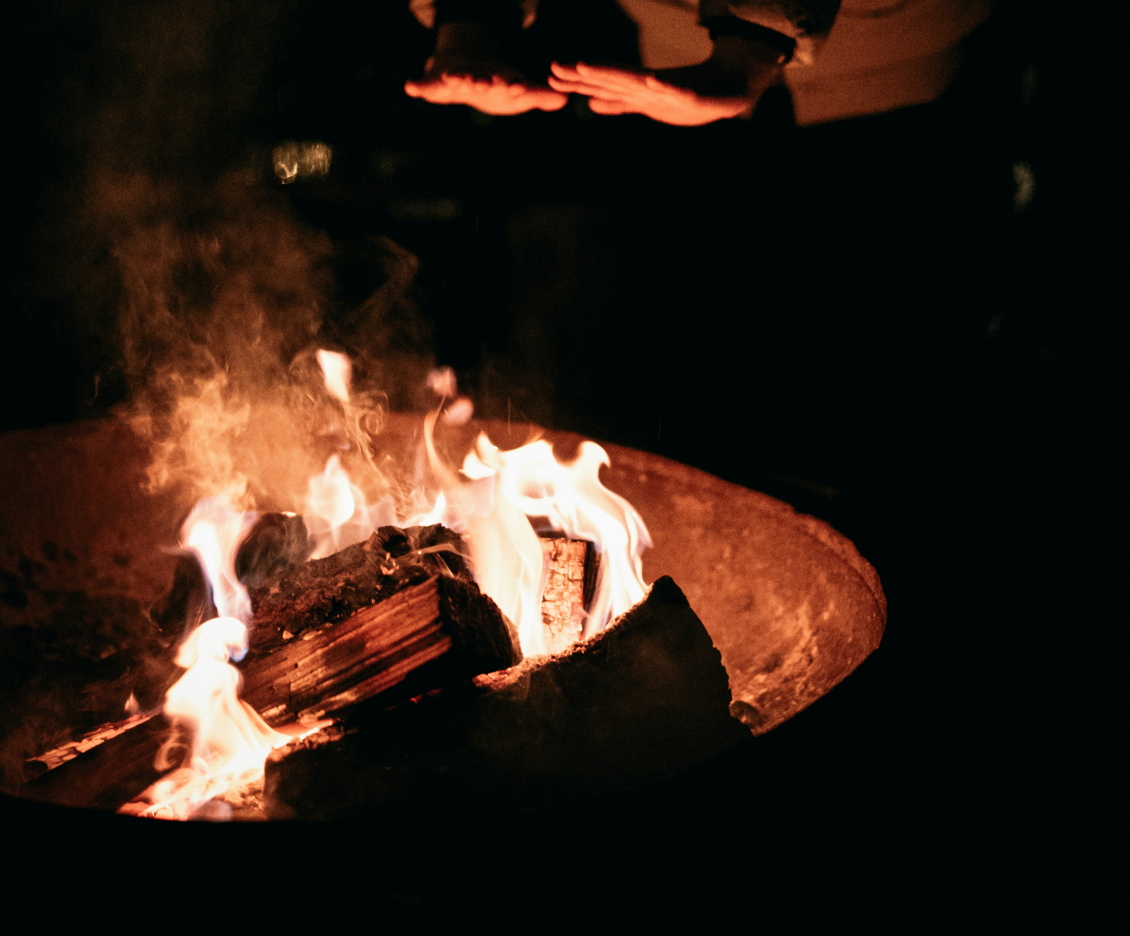 Lagerfeuer in der Feuerschale