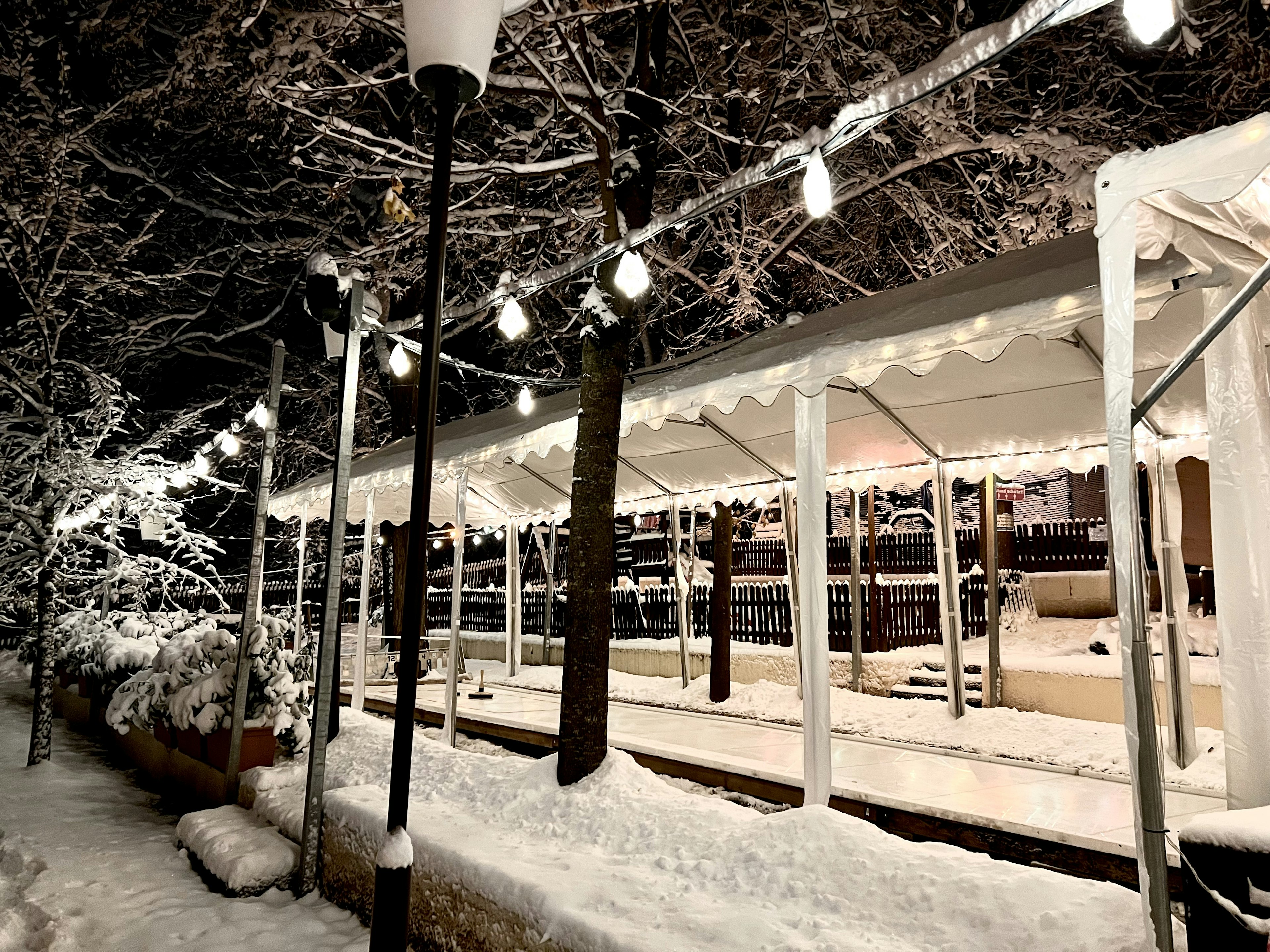 Eisstockbahn mit Lichterkette