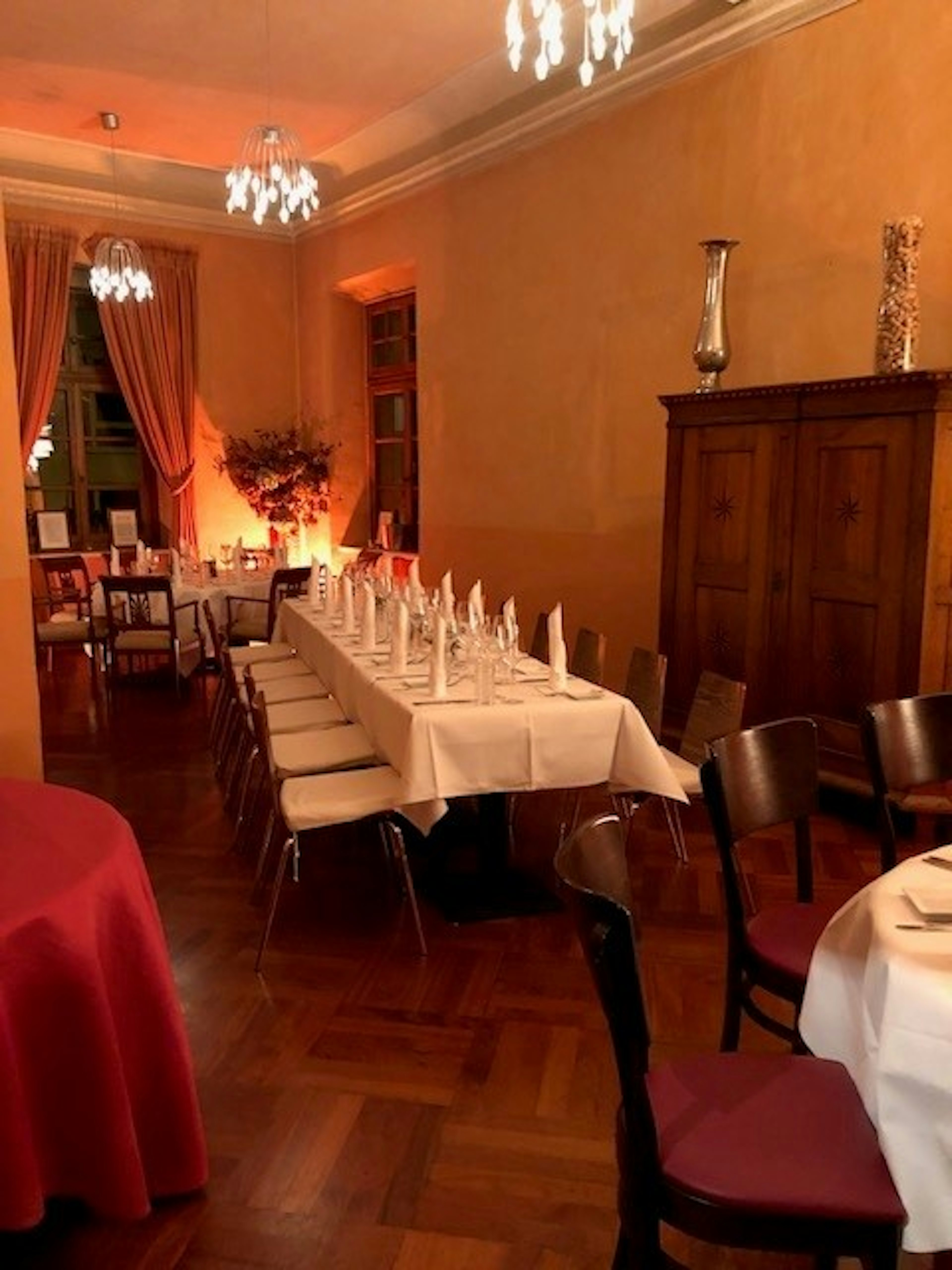 Der Saal im Rosenpalais mit gedecktem Tisch