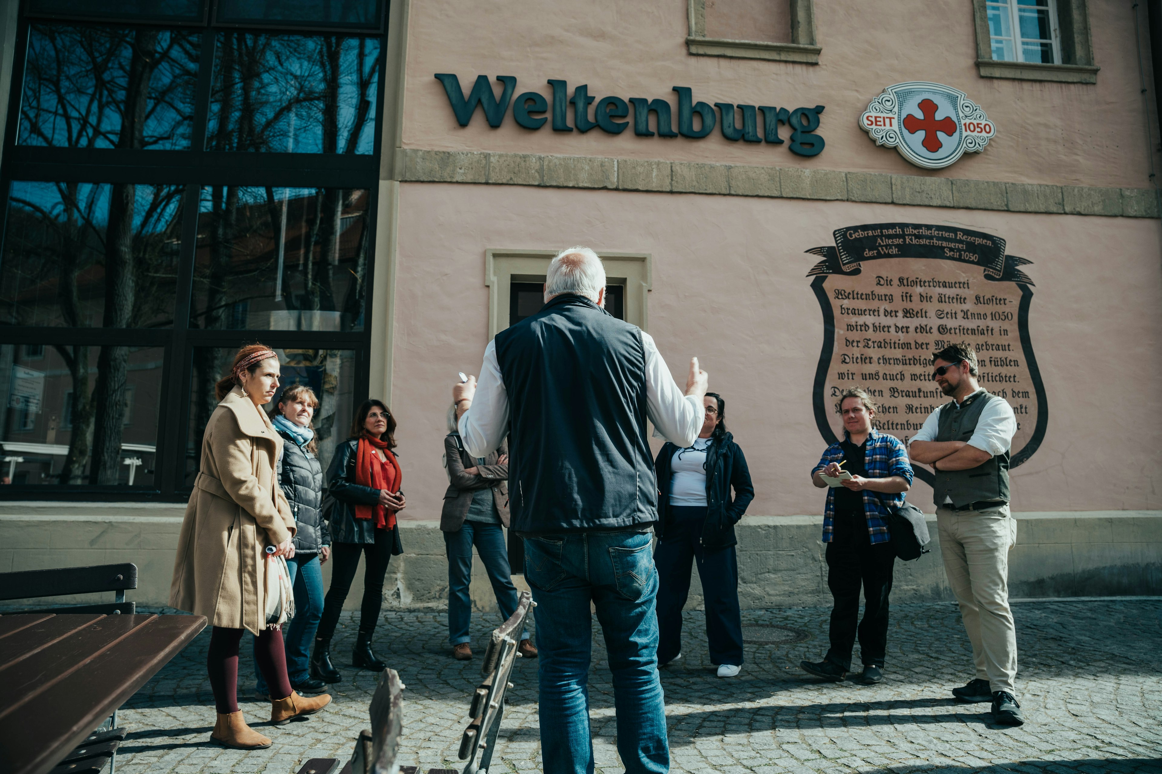 Gruppe zu Beginn der Führung vor der Brauerei