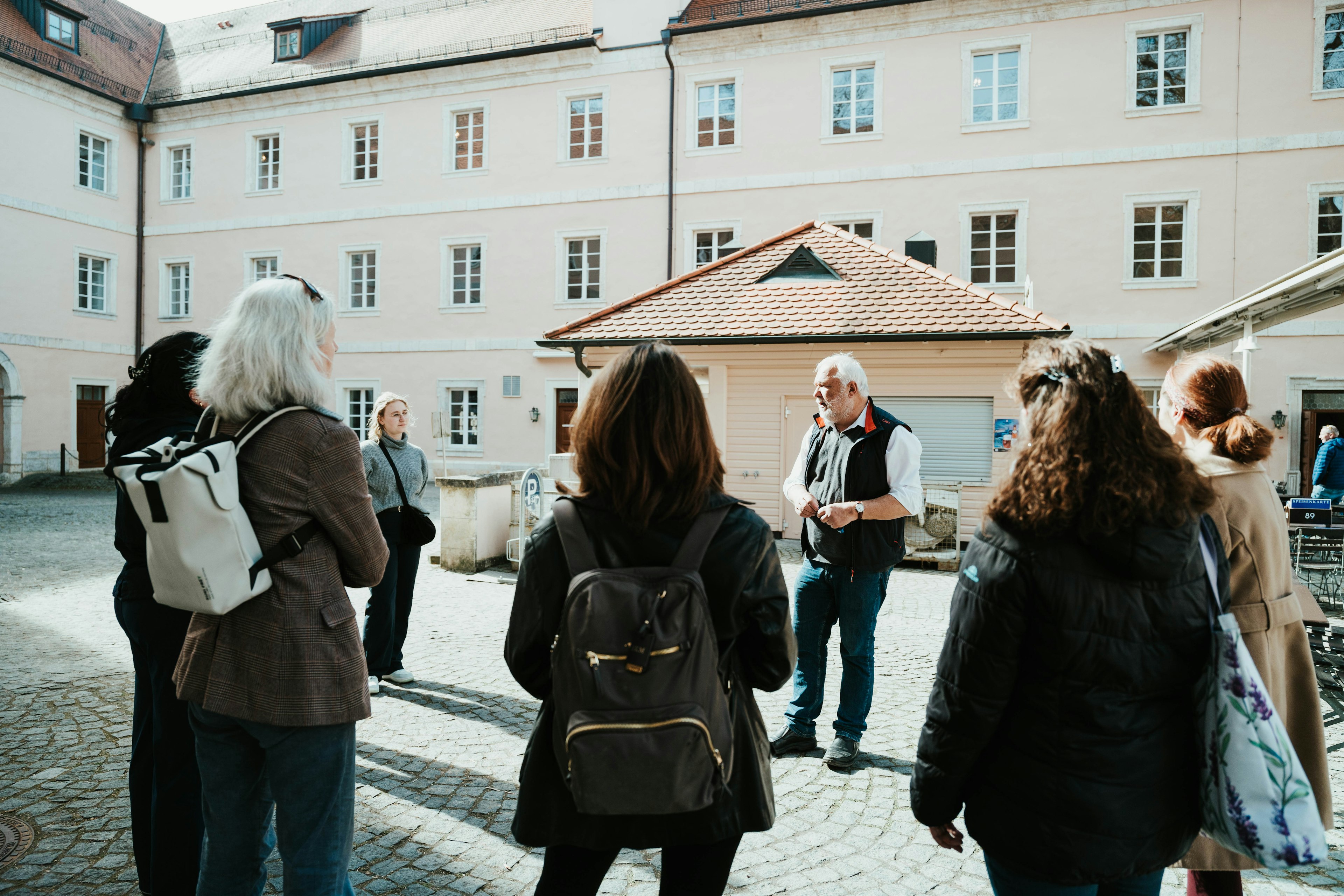 Gruppe bei der Begrüßung zur Führung
