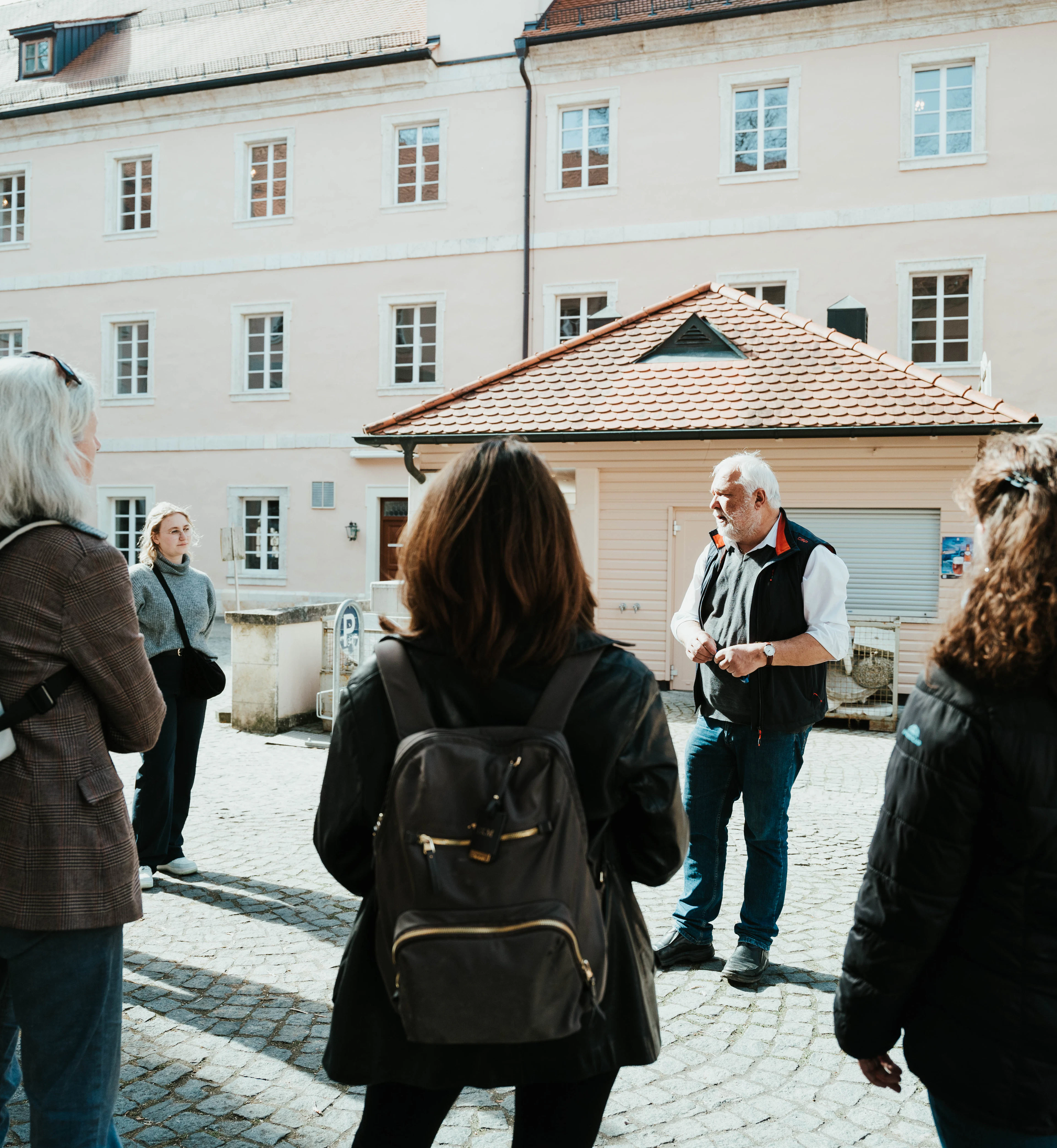 Gruppe bei der Begrüßung zur Führung