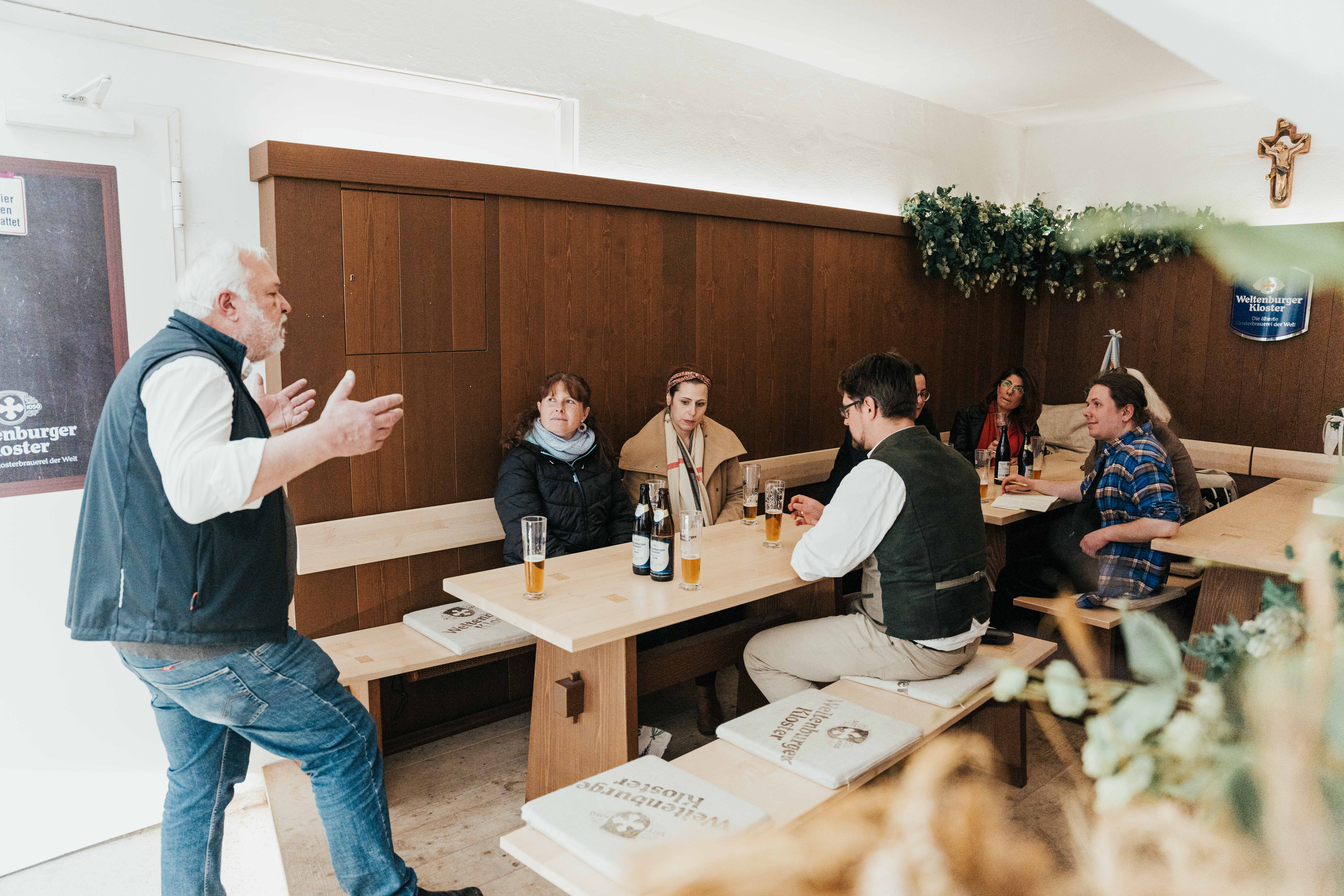Gruppe bei der Bierverkostung