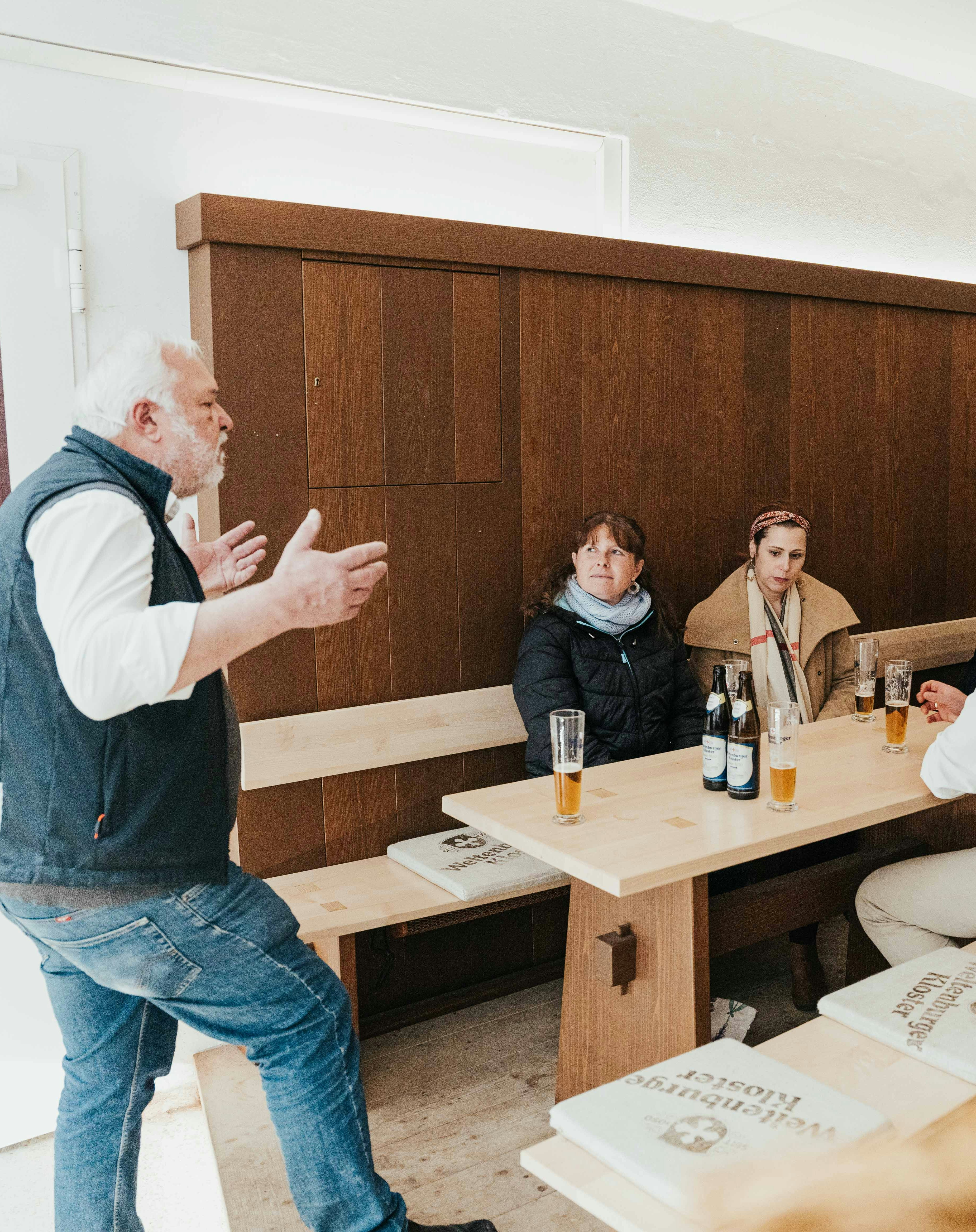 Gruppe bei der Bierverkostung