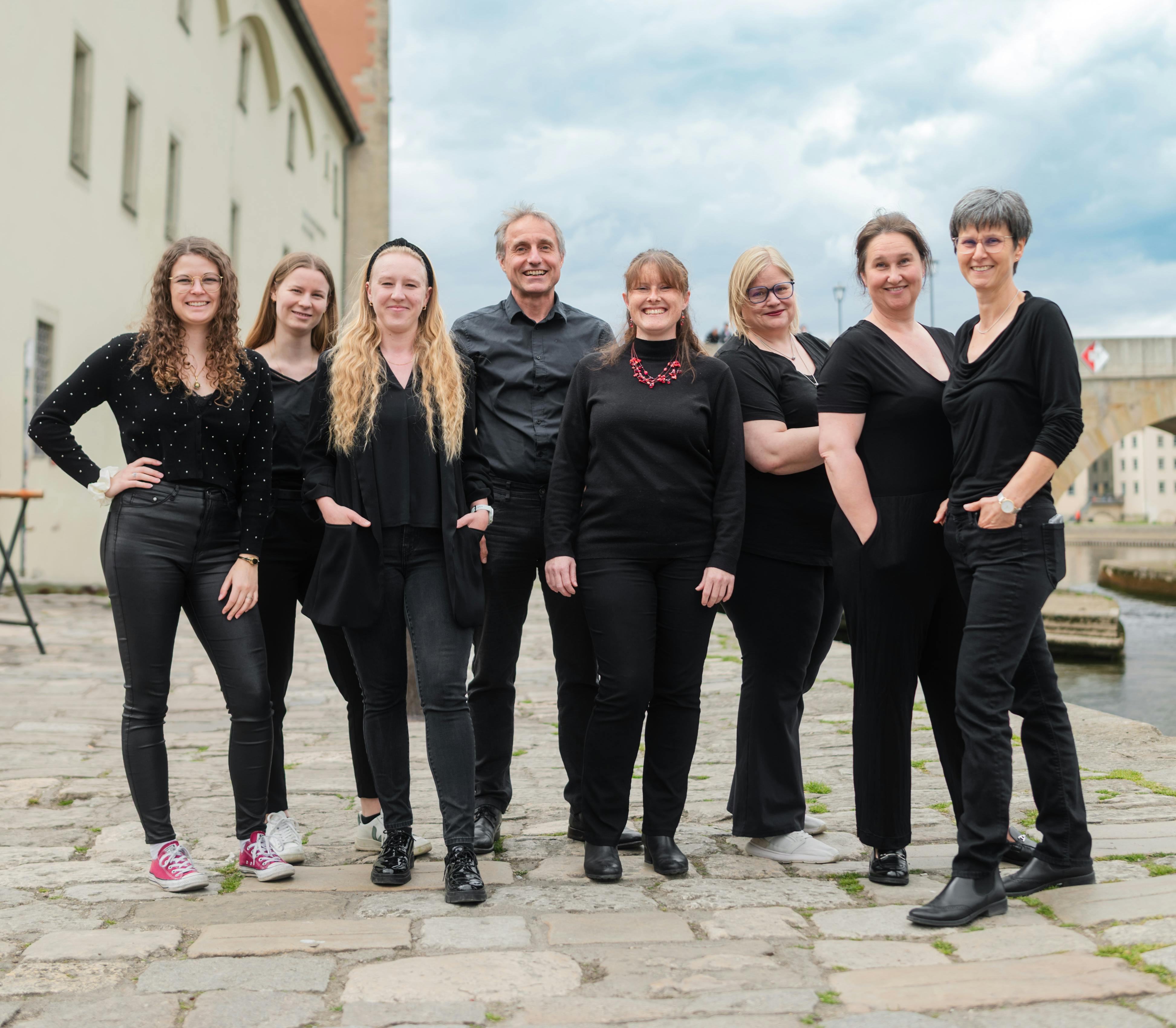 Das Team der Stadtmaus an der Donau vor der steinernen Brücke