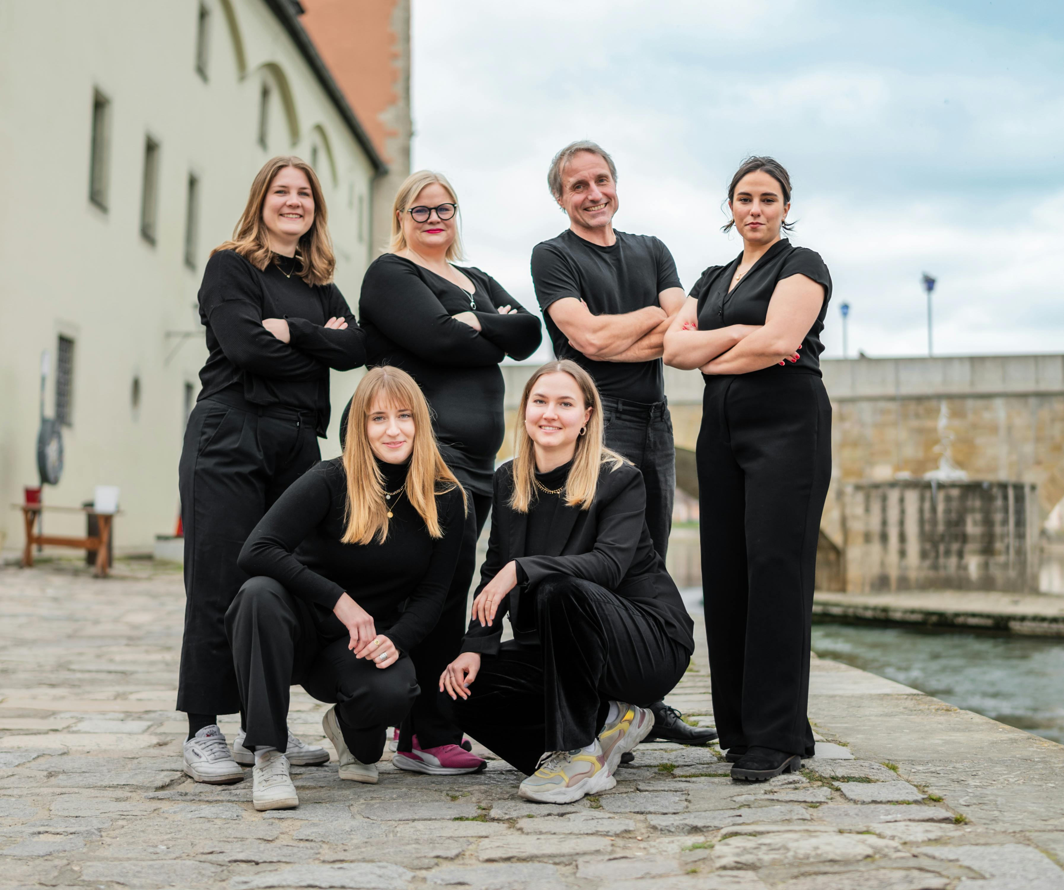Das Team von mice in motion an der Donau vor der steinernen Brücke
