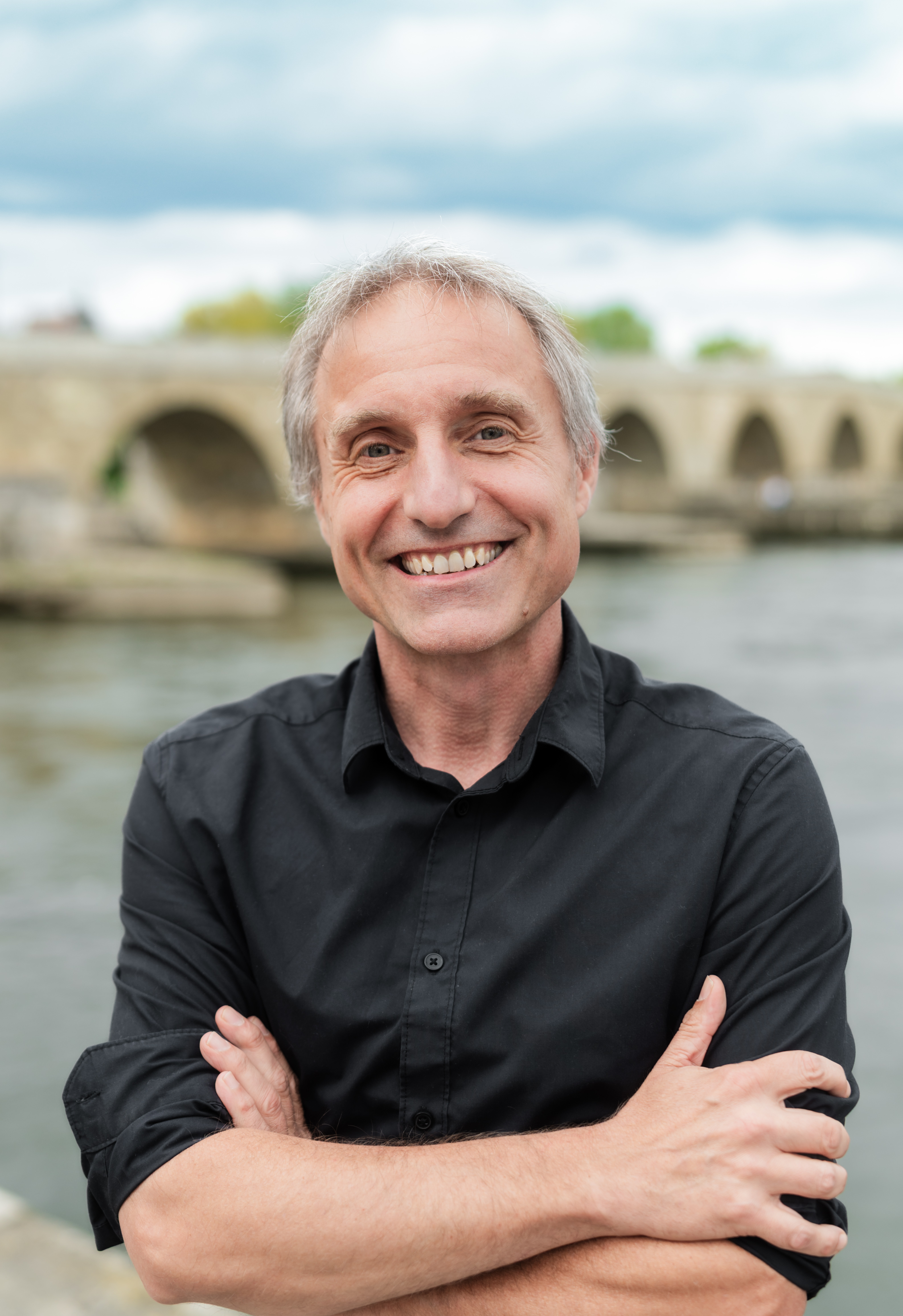 Geschäftsführer der Stadtmaus vor der Steinernen Brücke