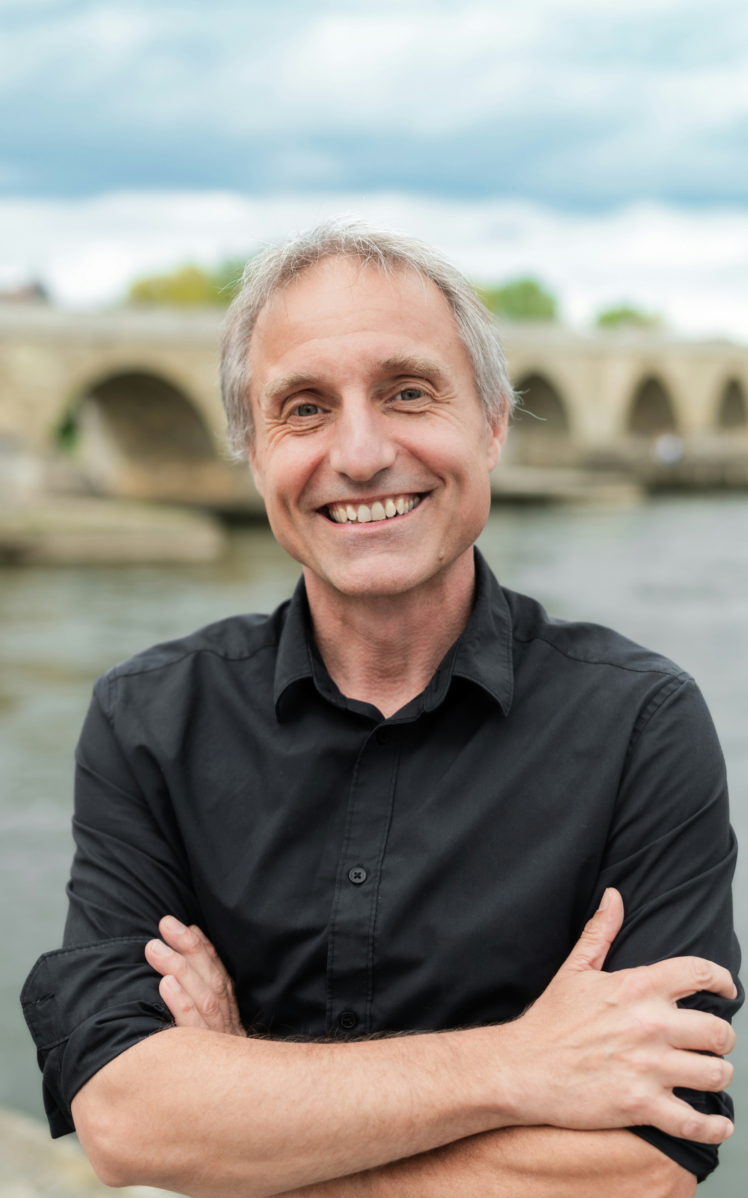 Geschäftsführer der Stadtmaus vor der Steinernen Brücke