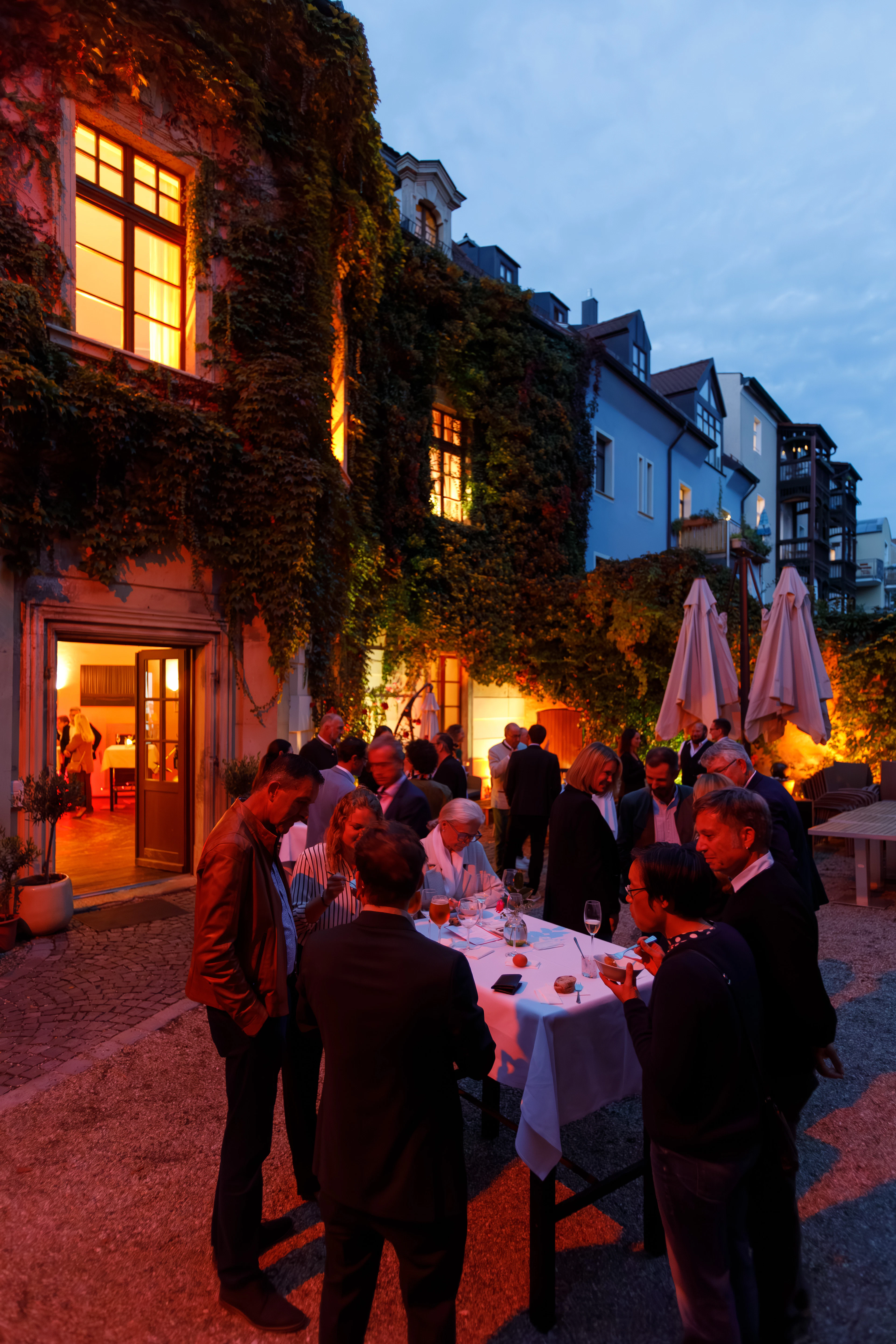 Firmenfeier am Abend vor der Location