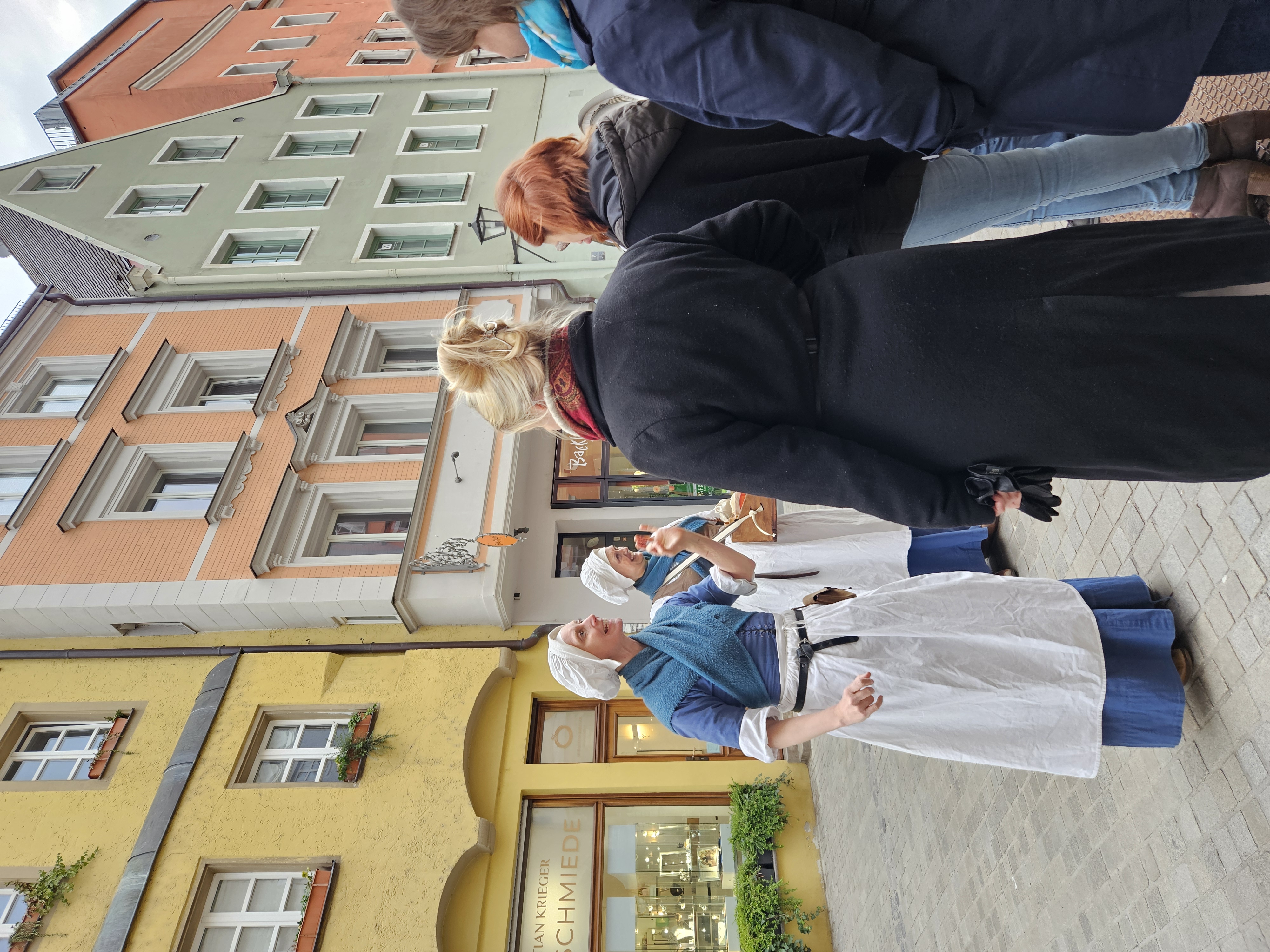 Gruppe und Schauspieler bei der Führung