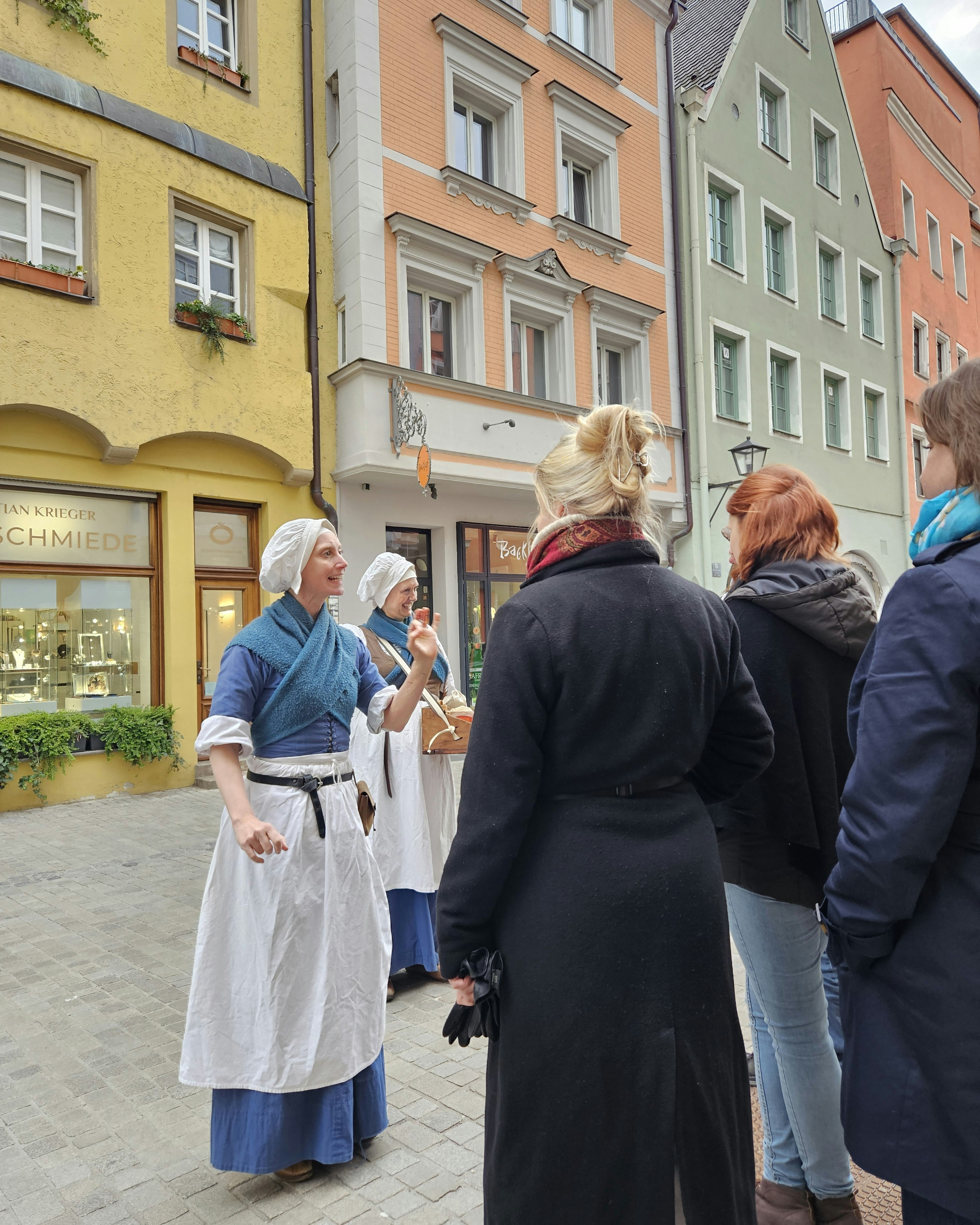 Gruppe und Schauspieler bei der Führung