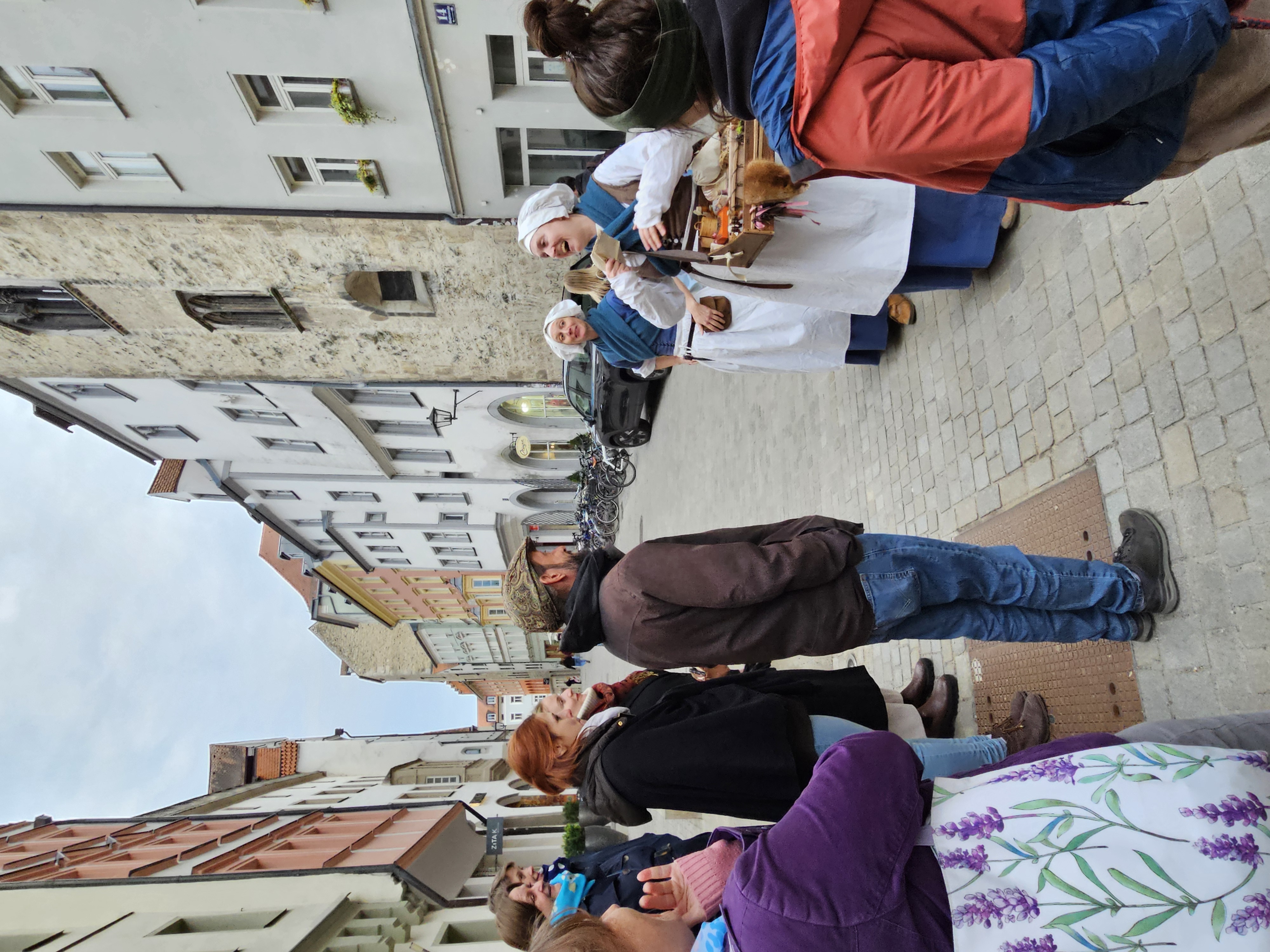 Gruppe und Schauspieler bei der Führung