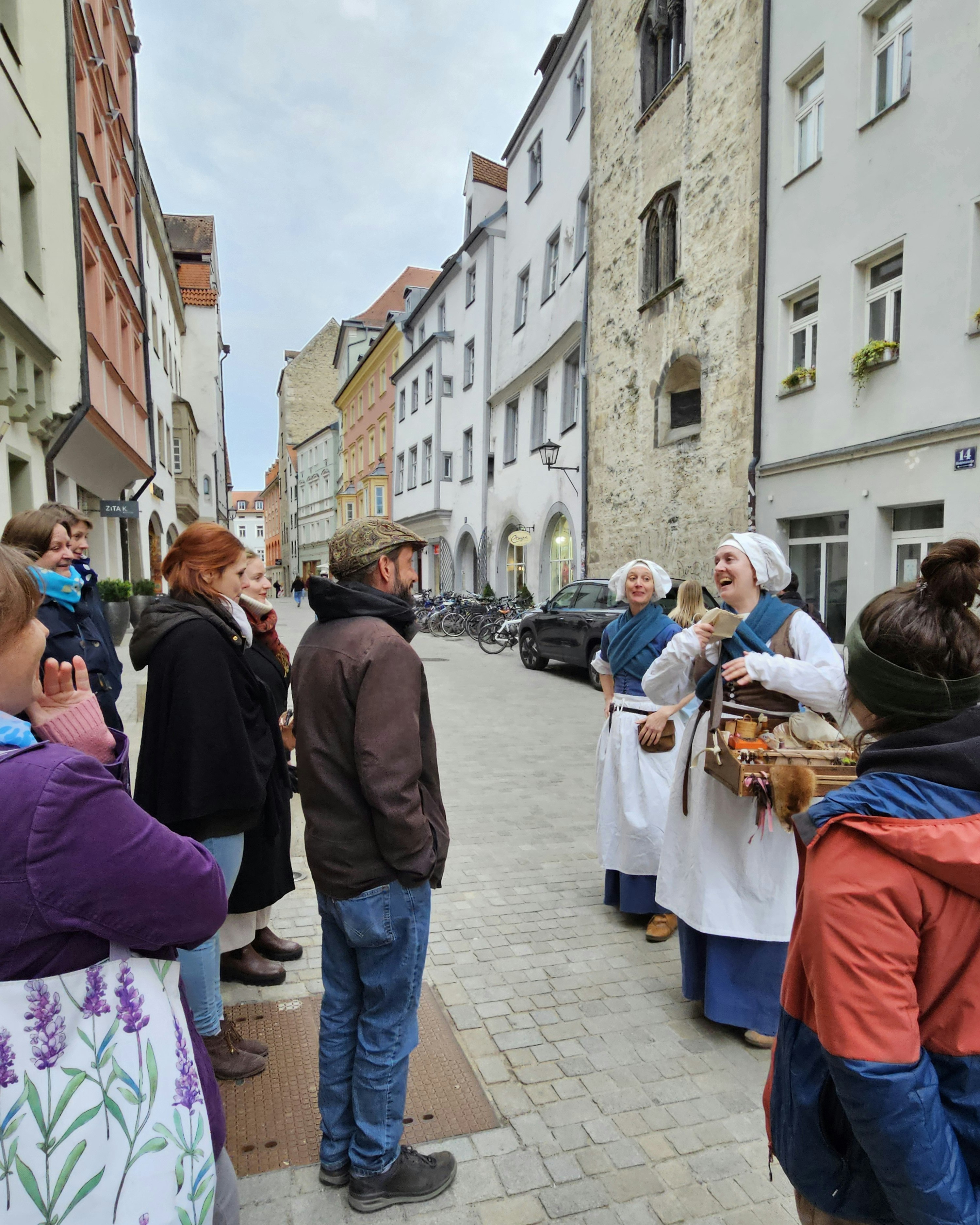 Gruppe und Schauspieler bei der Führung
