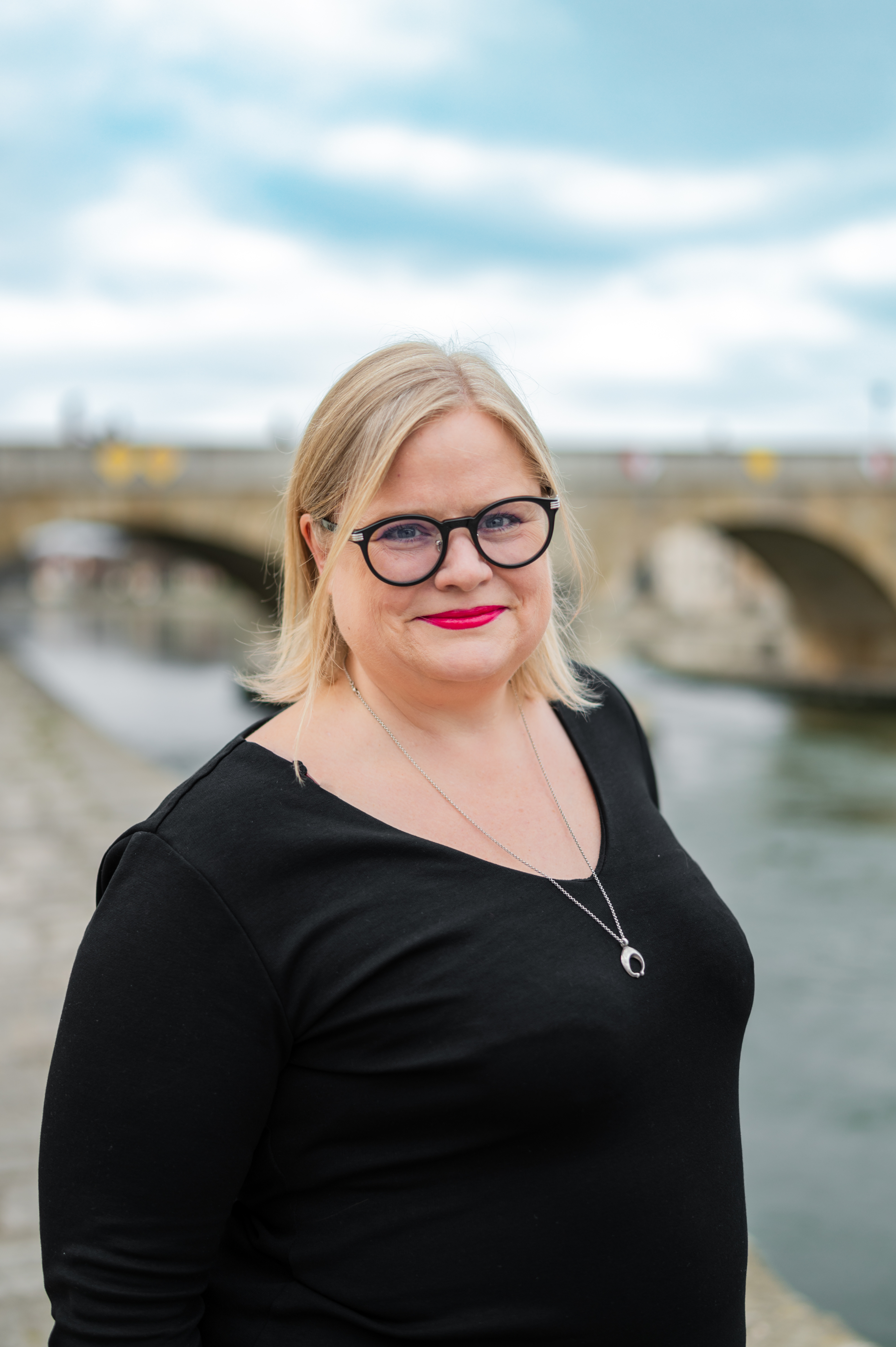 Geschäftsführer der Stadtmaus vor der Steinernen Brücke