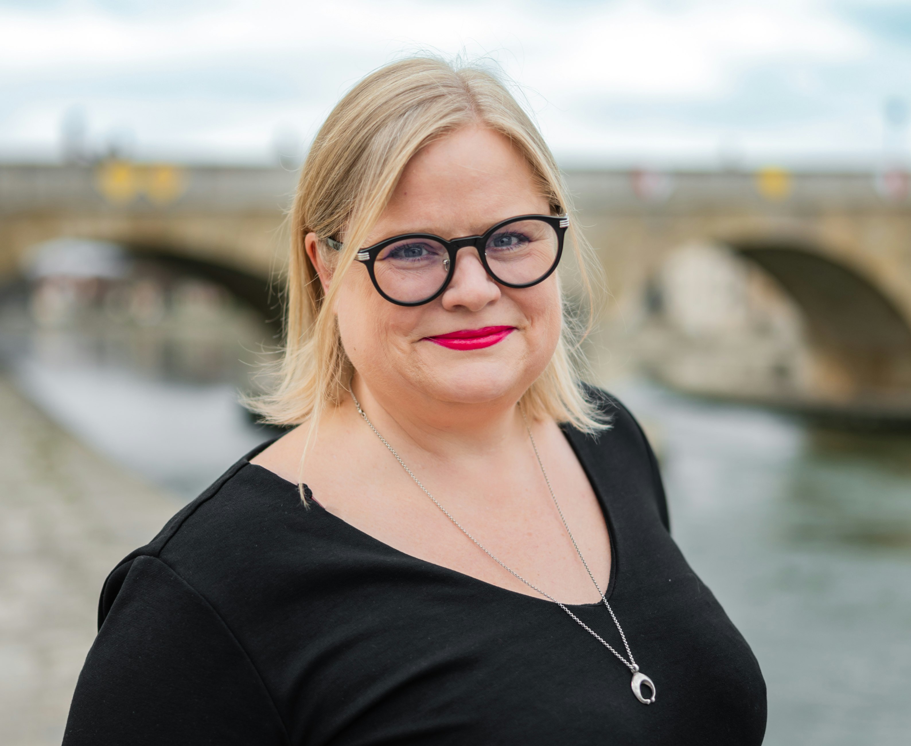 Geschäftsführer der Stadtmaus vor der Steinernen Brücke