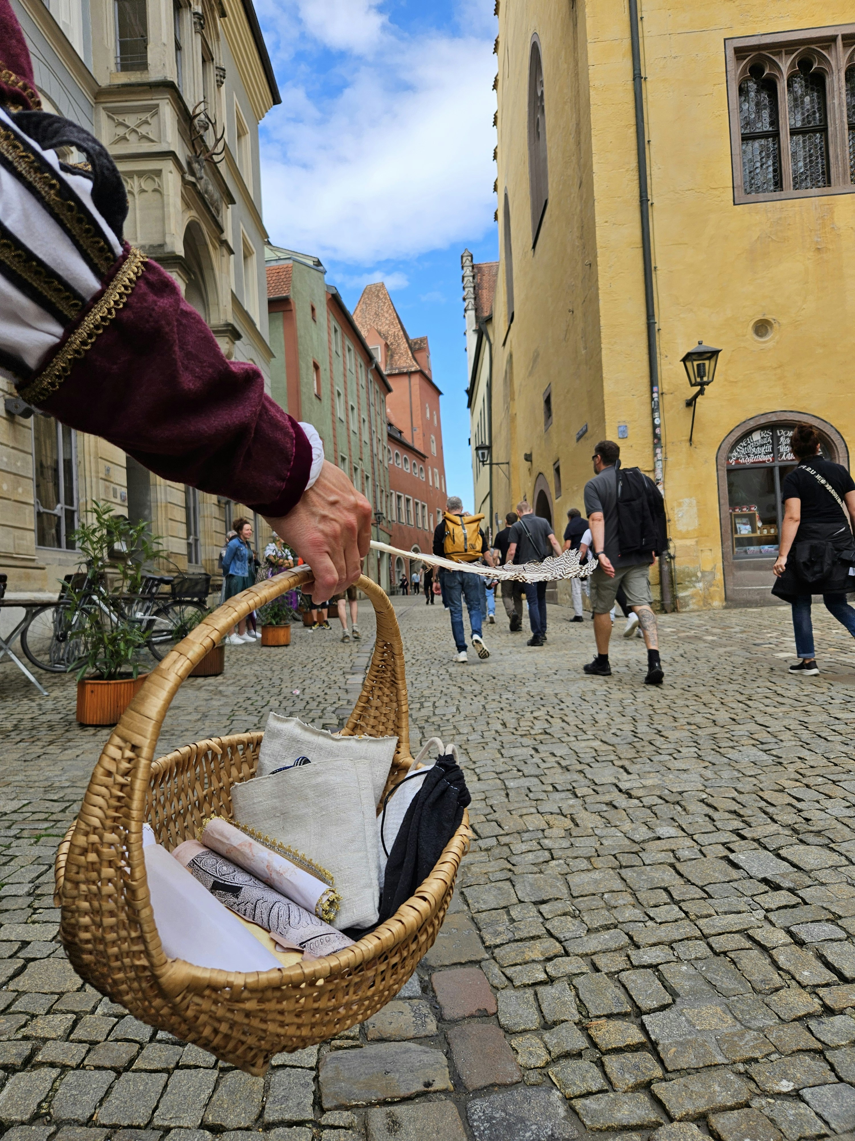 Körbchen getragen von einer Schauspielerin im Kostüm mit Utensilien für die Schnitzeljagd