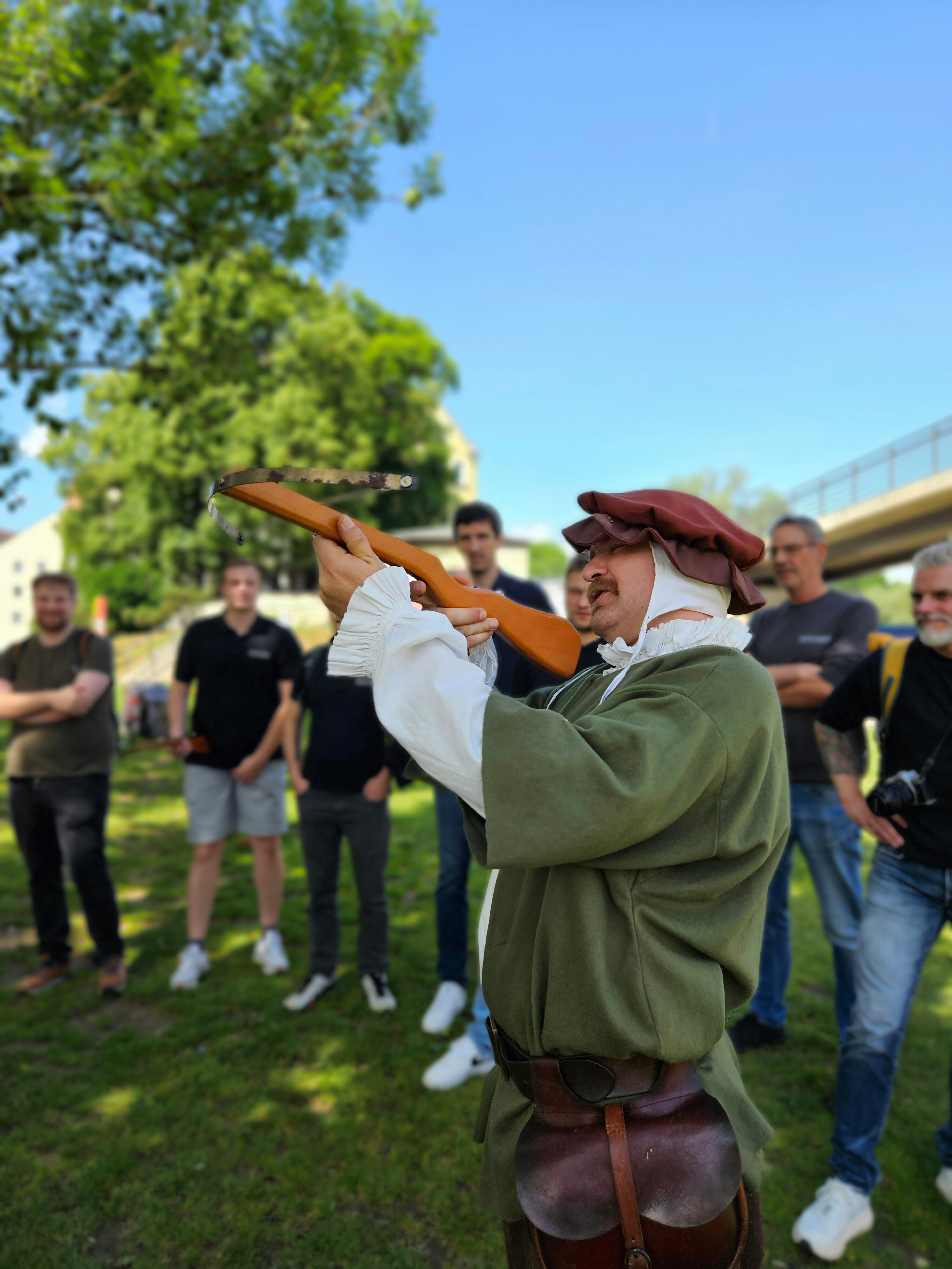 Schauspieler im Kostüm mit einer Armbrust 