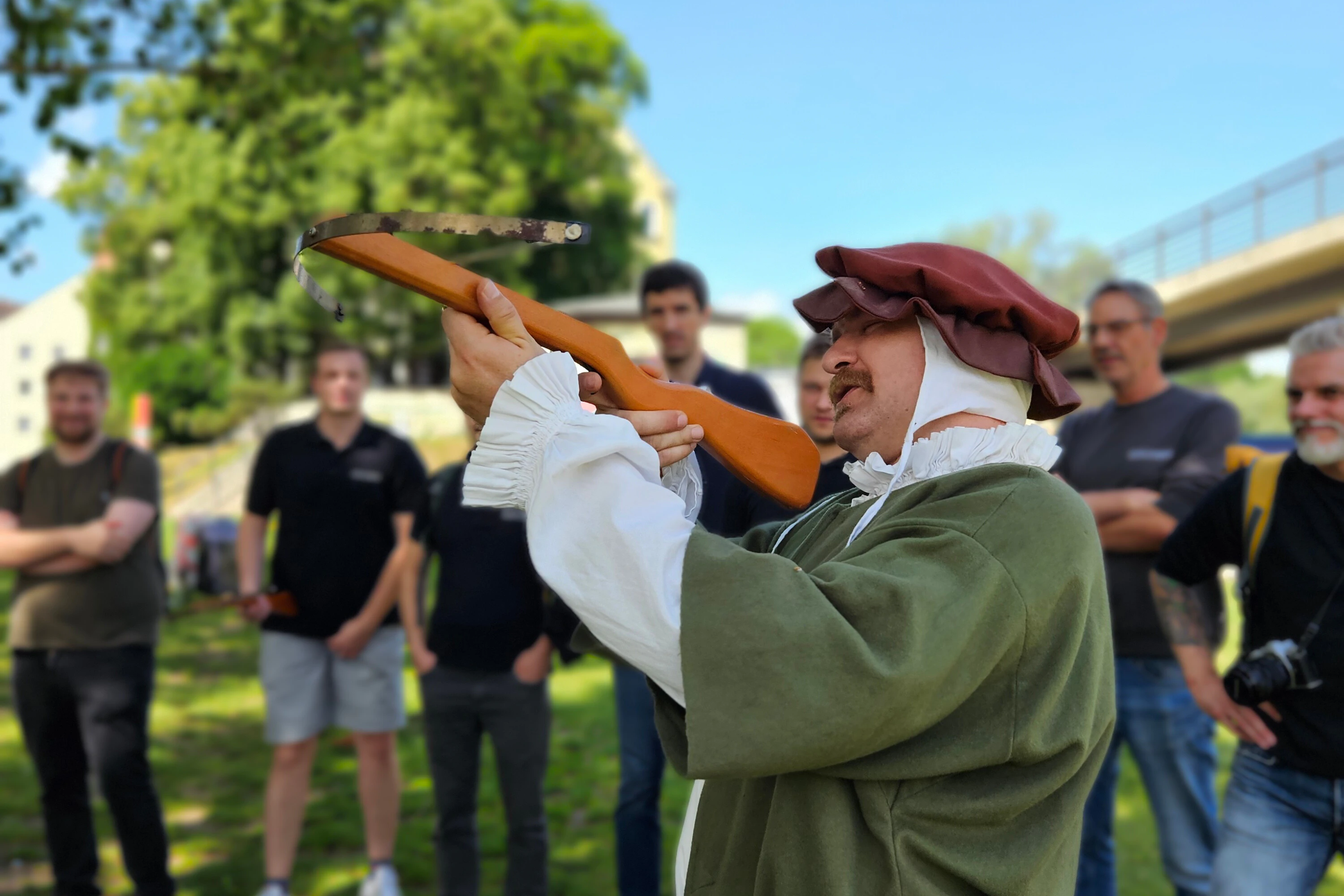 Schauspieler im Kostüm mit einer Armbrust