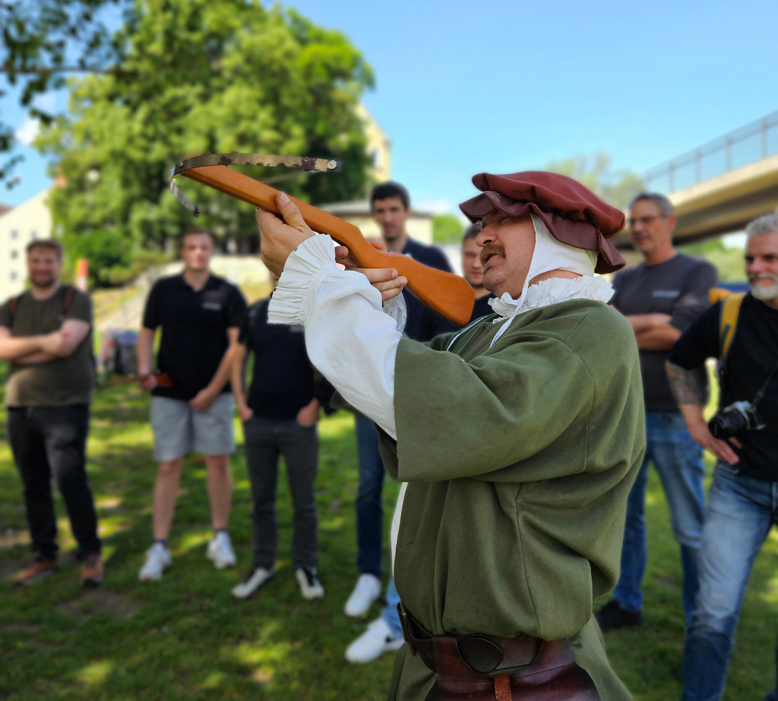 Schauspieler im Kostüm mit einer Armbrust