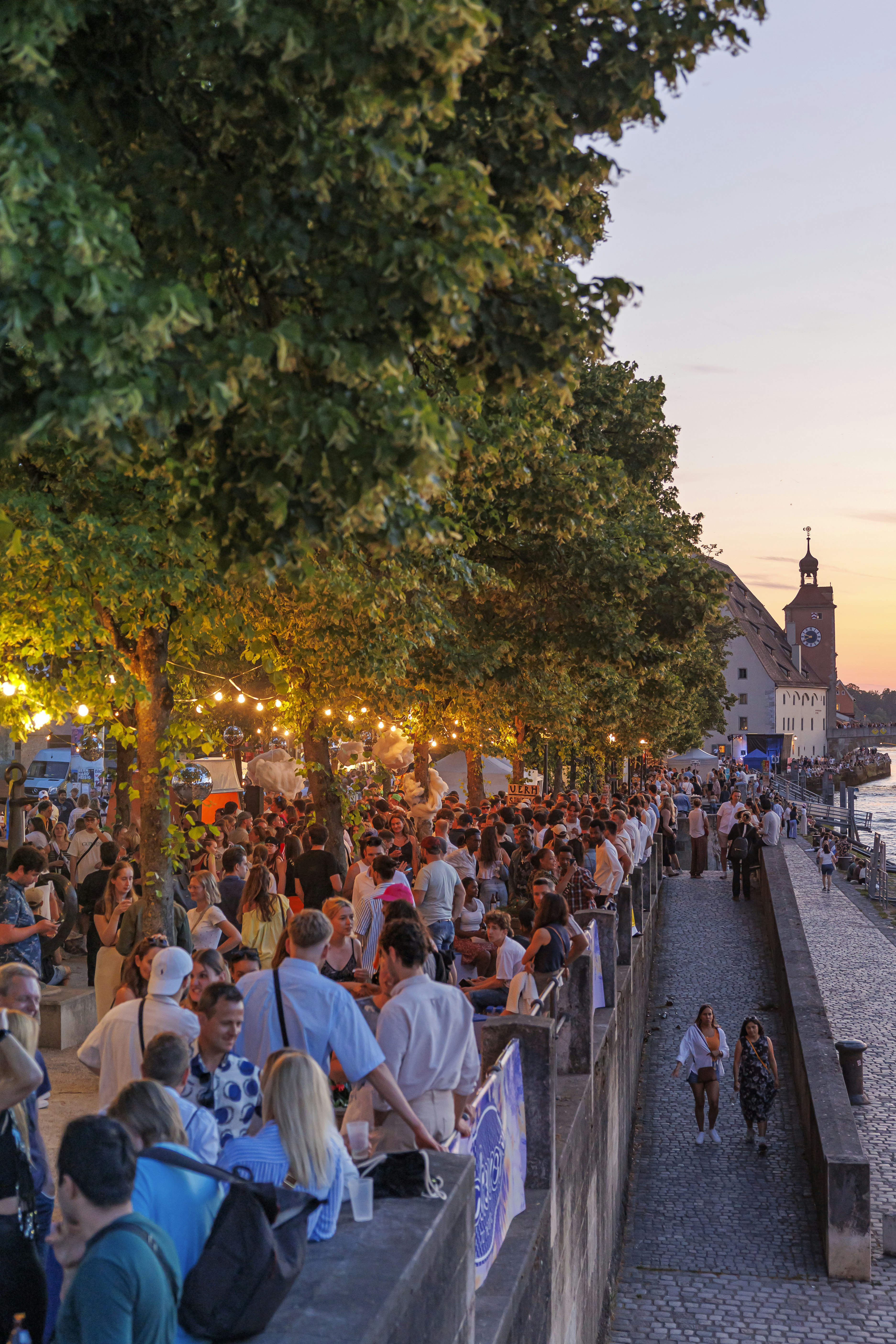Thundorferstraße zur Abenddämmerung beim Bürgerfest 2025