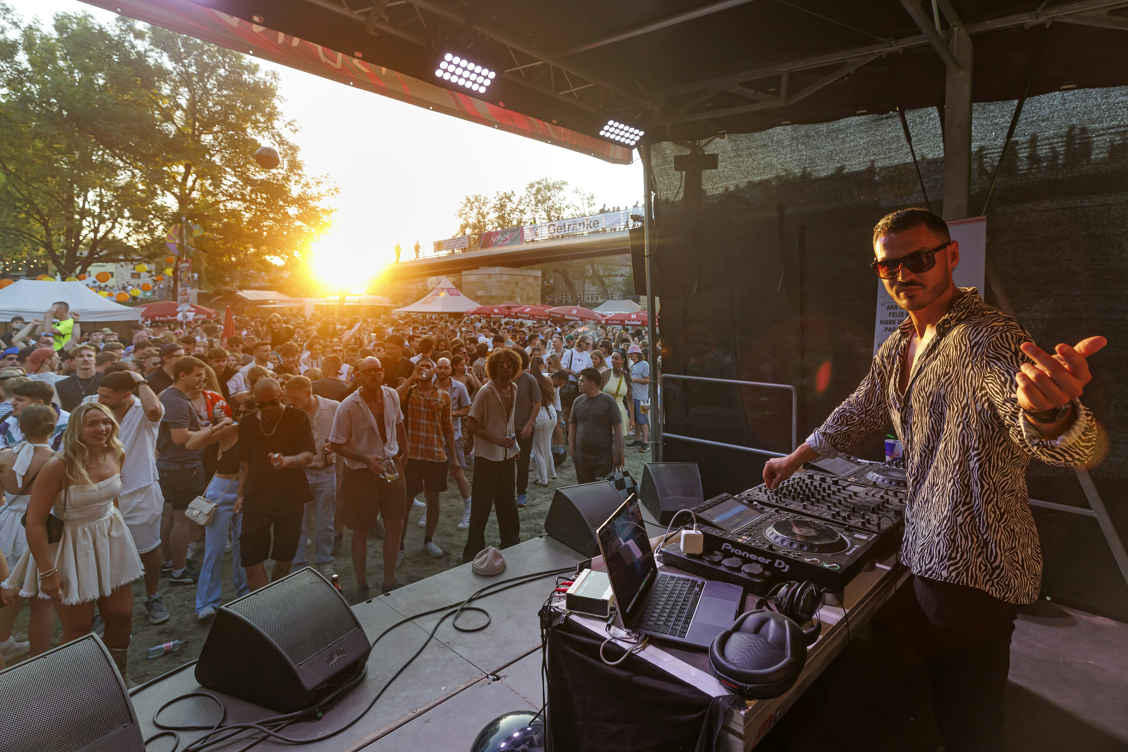 Jahninsel zur Abenddämmerung beim Bürgerfest 2025