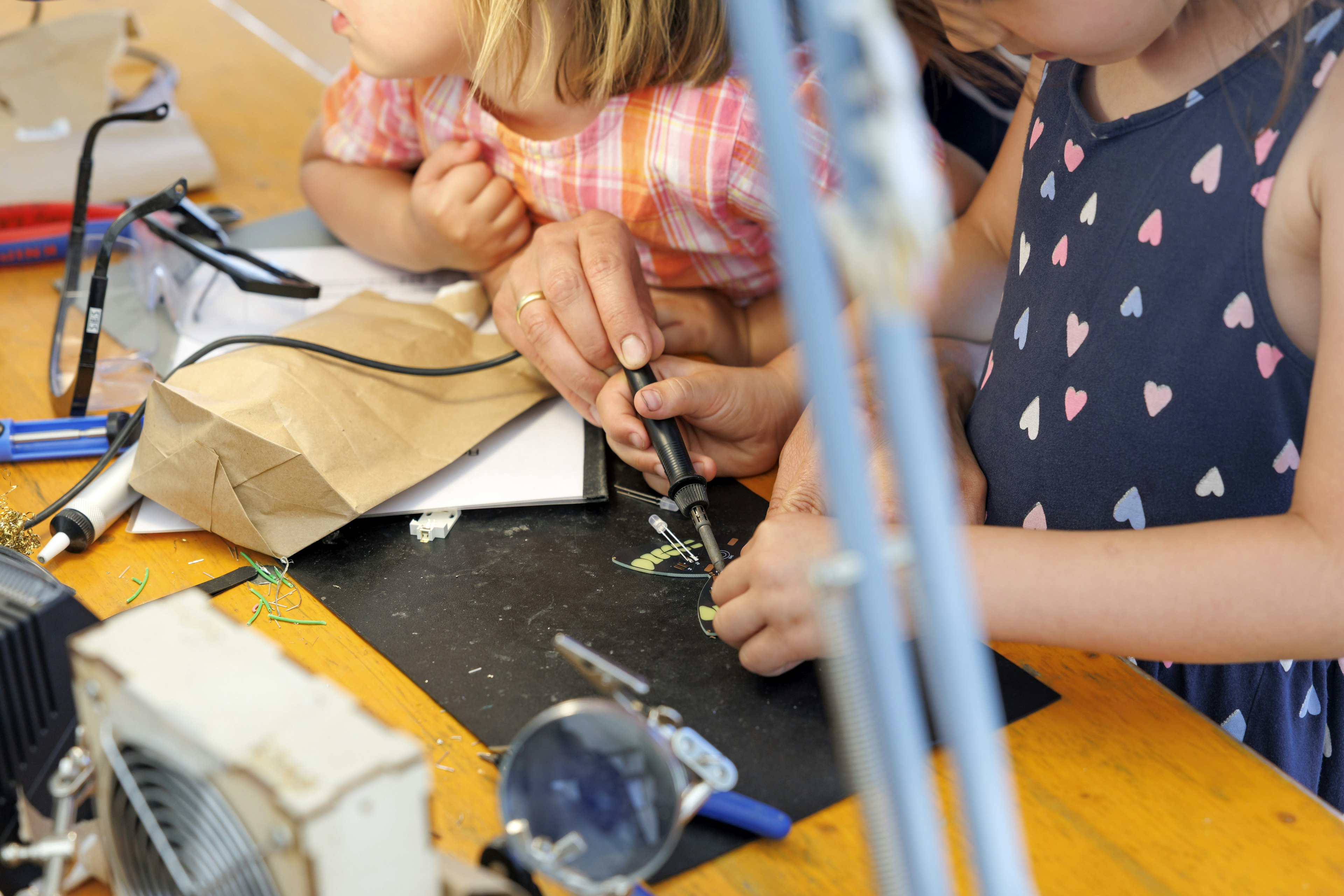 Kinder beim basteln auf dem Bürgerfest 25