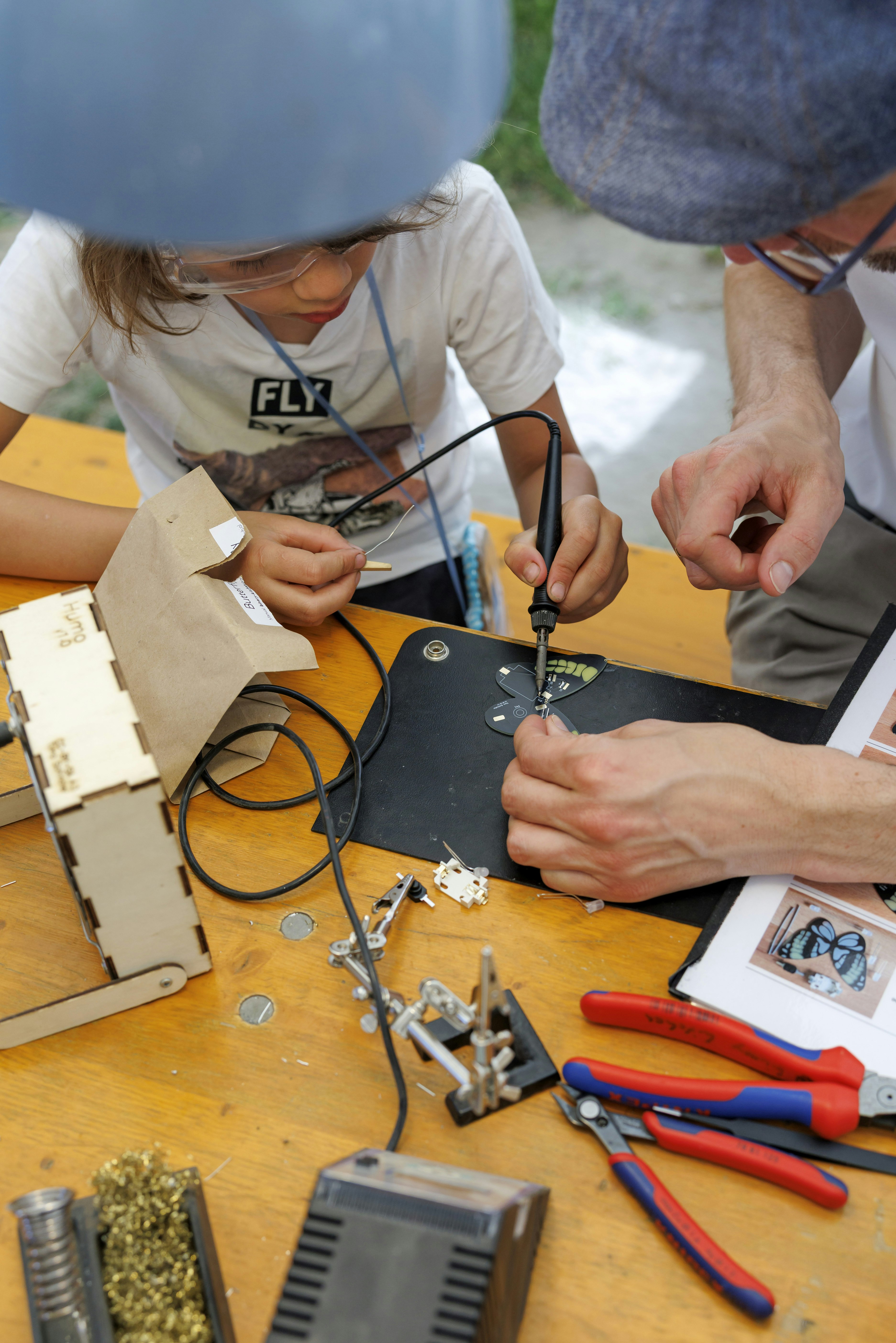 Kinder beim basteln auf dem Bürgerfest 25