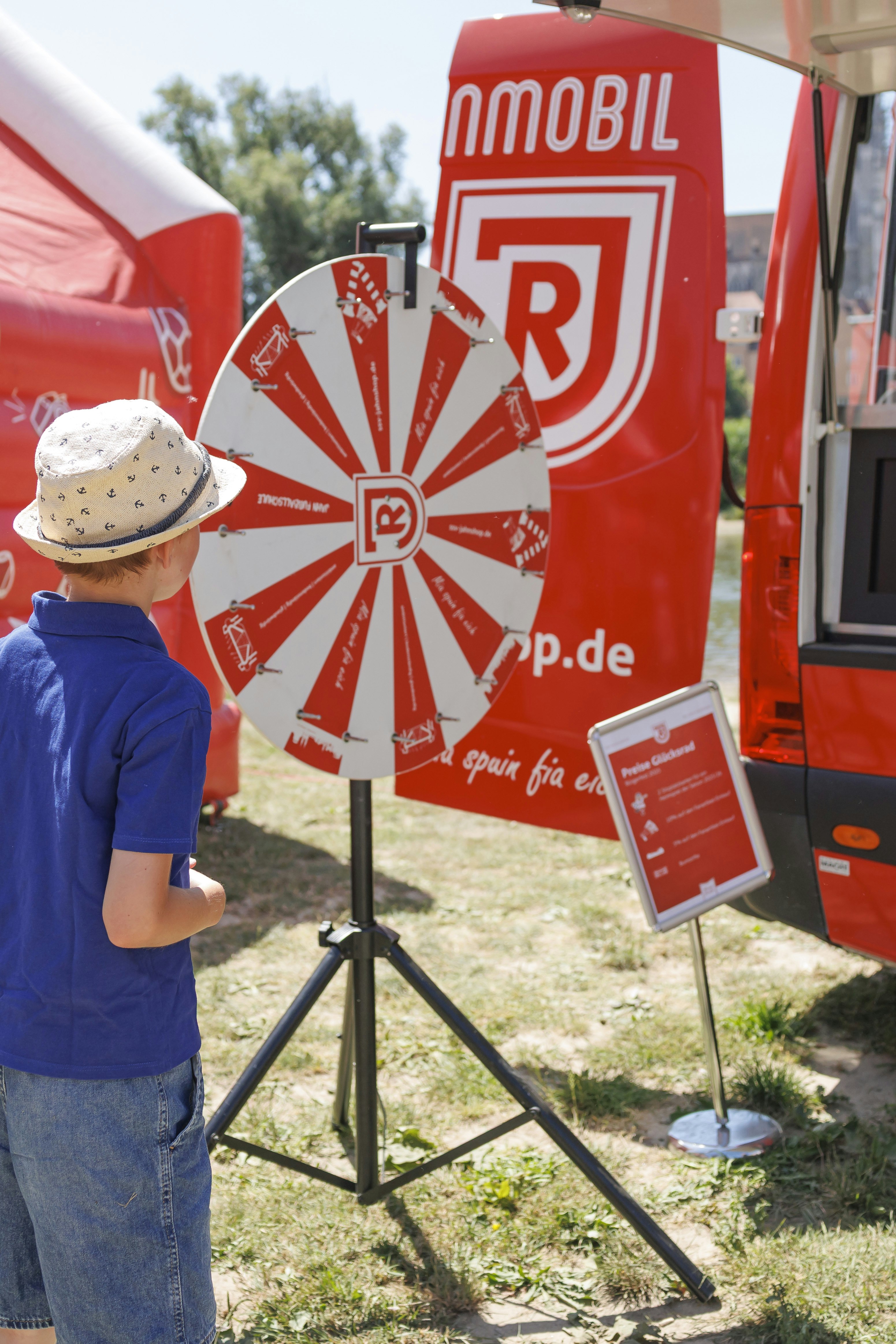 Kind an der Drehscheibe des SSV Jahn auf der Jahninsel am Bürgerfest 25