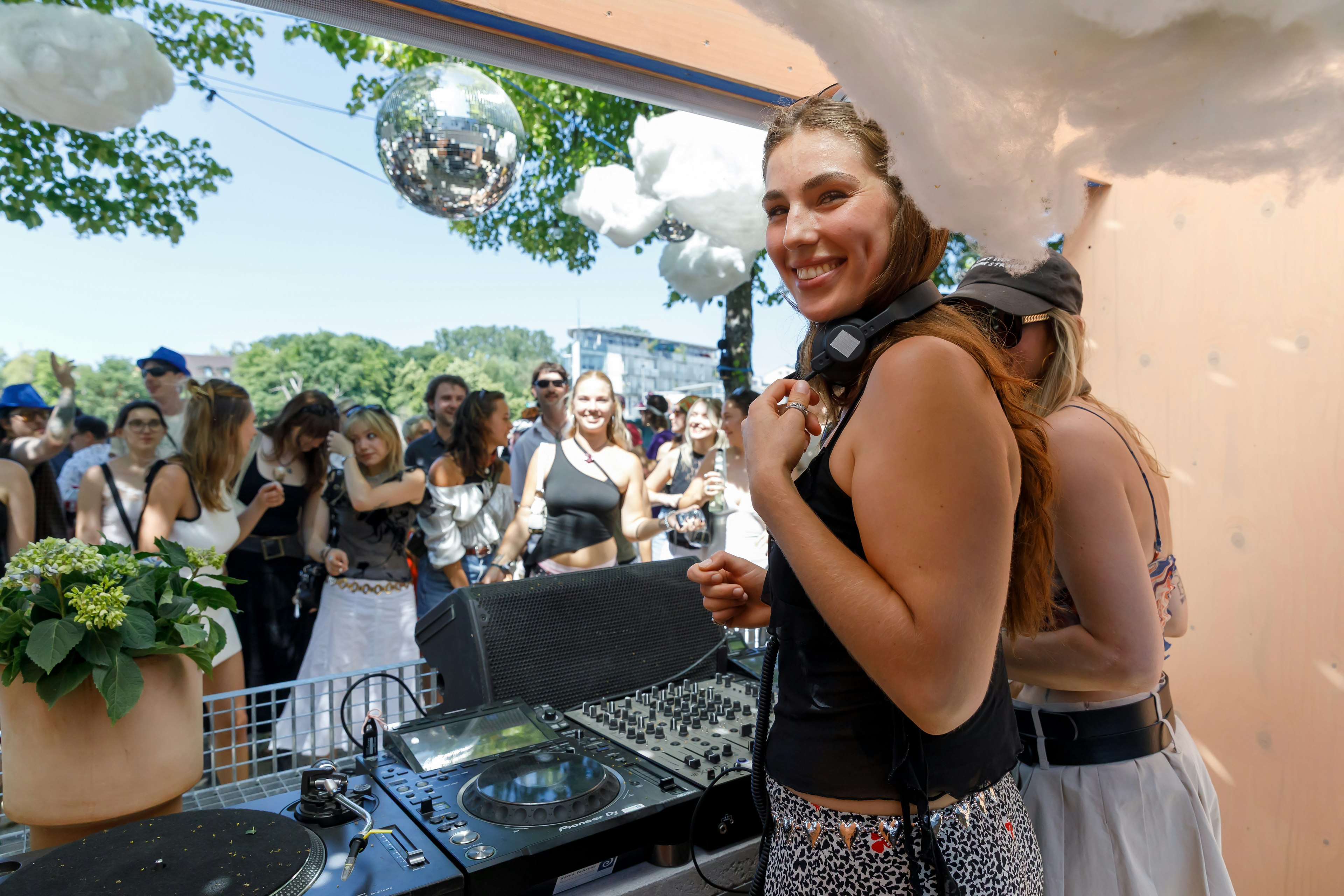 Blick von der Schauer Bühne am Odessa Anker vorbei an den beiden DJane auf das Publikum