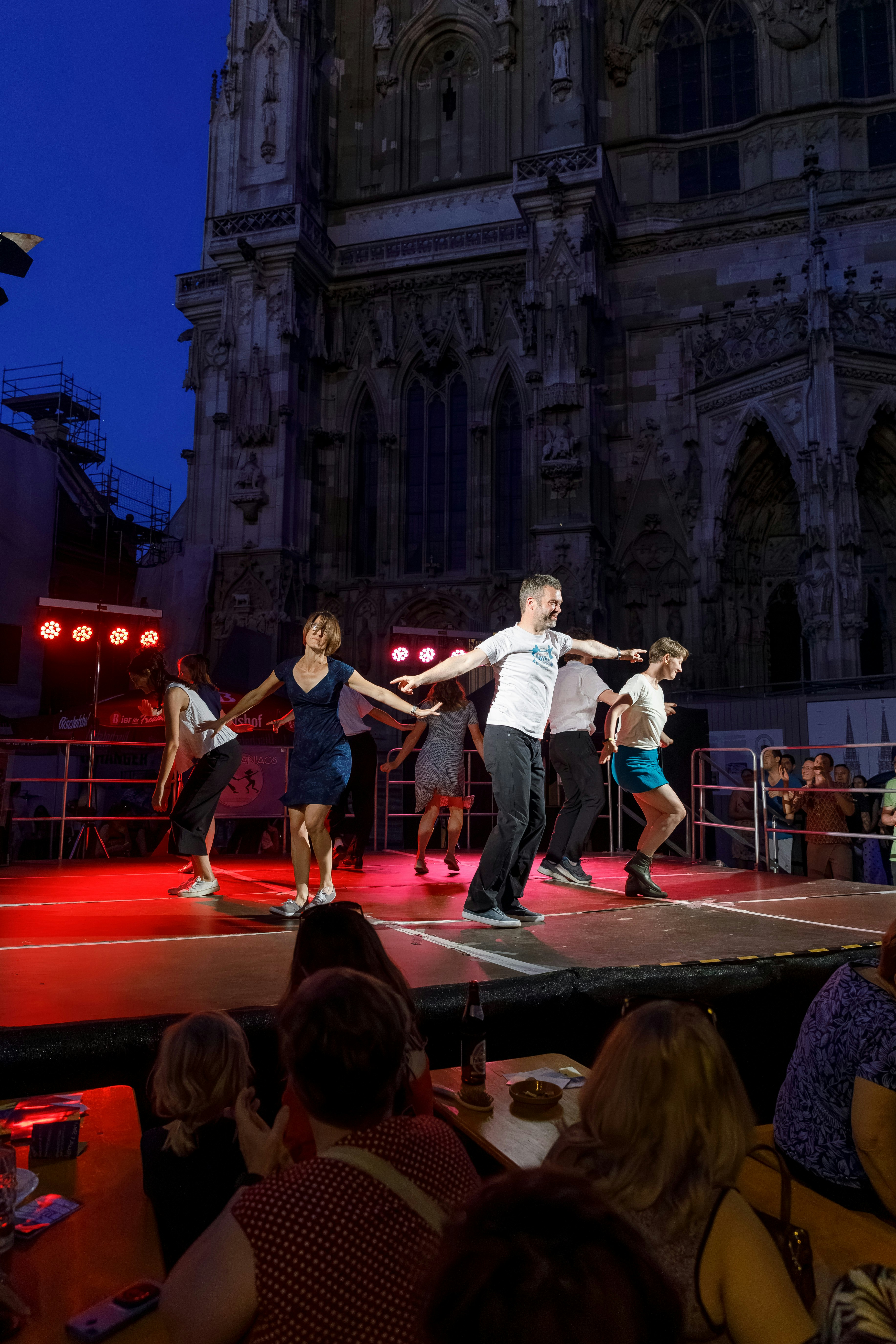 Tänzer auf der Tanzbühne am Domplatz
