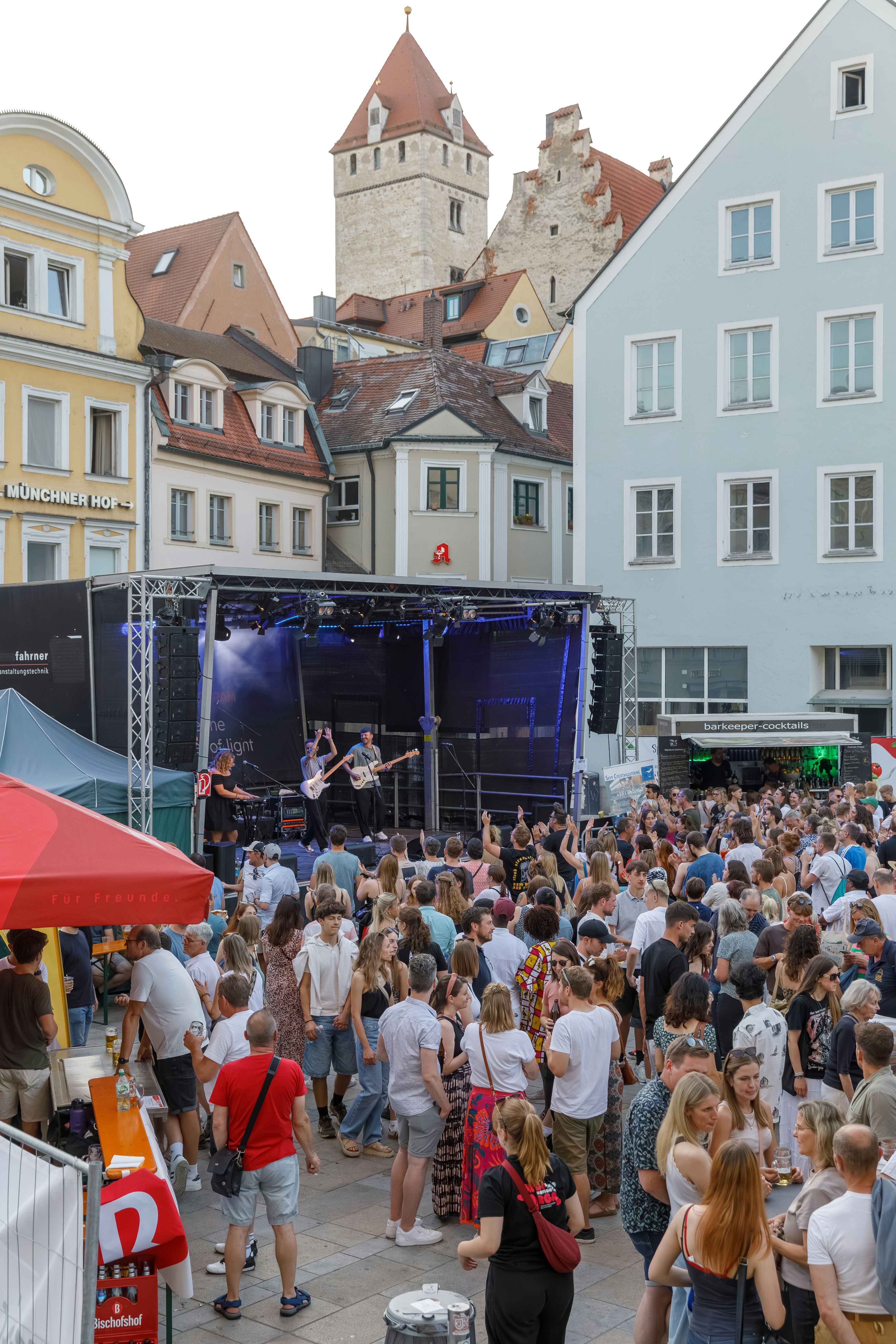 Die Bühen am Neupfarrplatz mit Band und Publikum