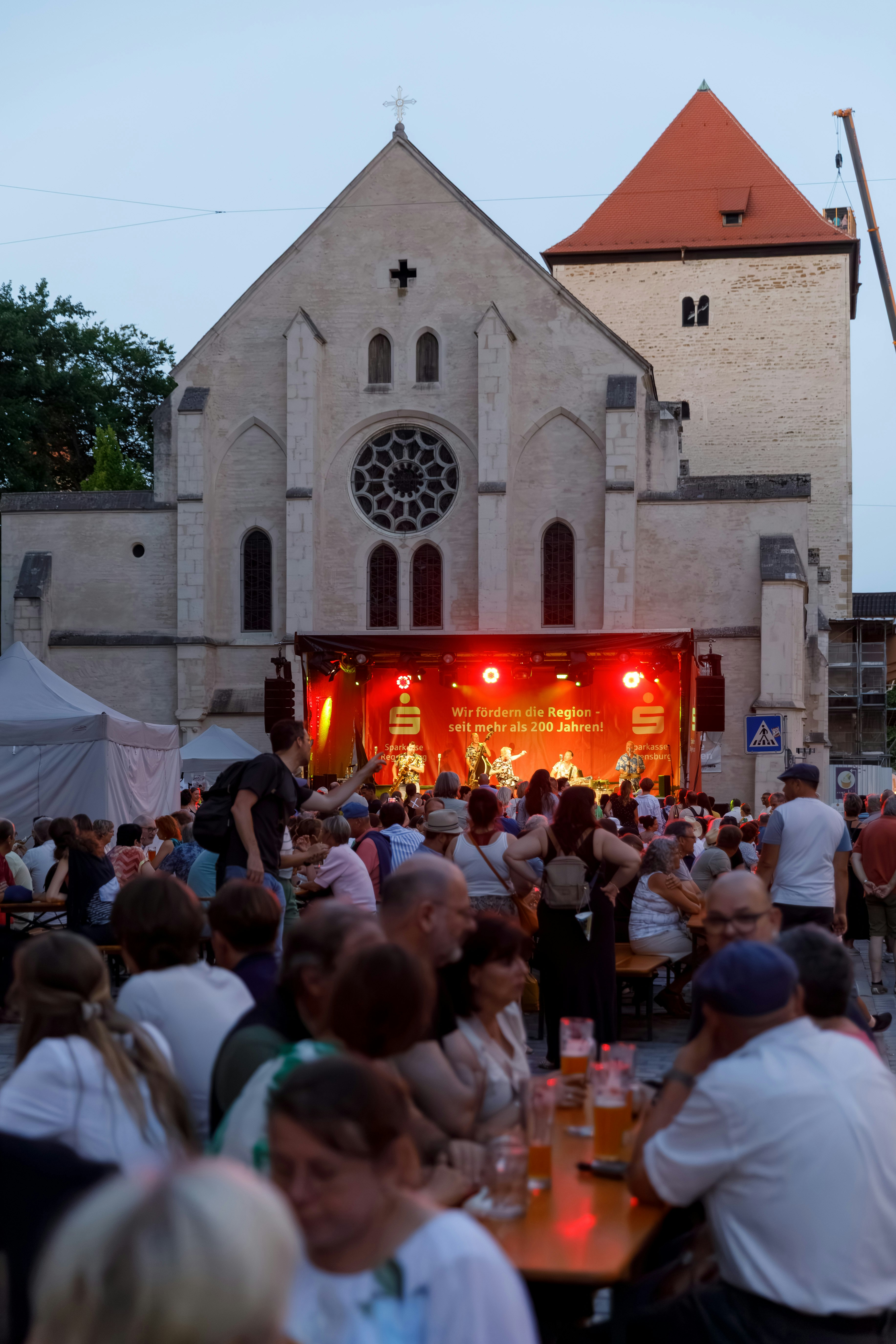 Die Bühen am Domplatz mit Band und Publikum