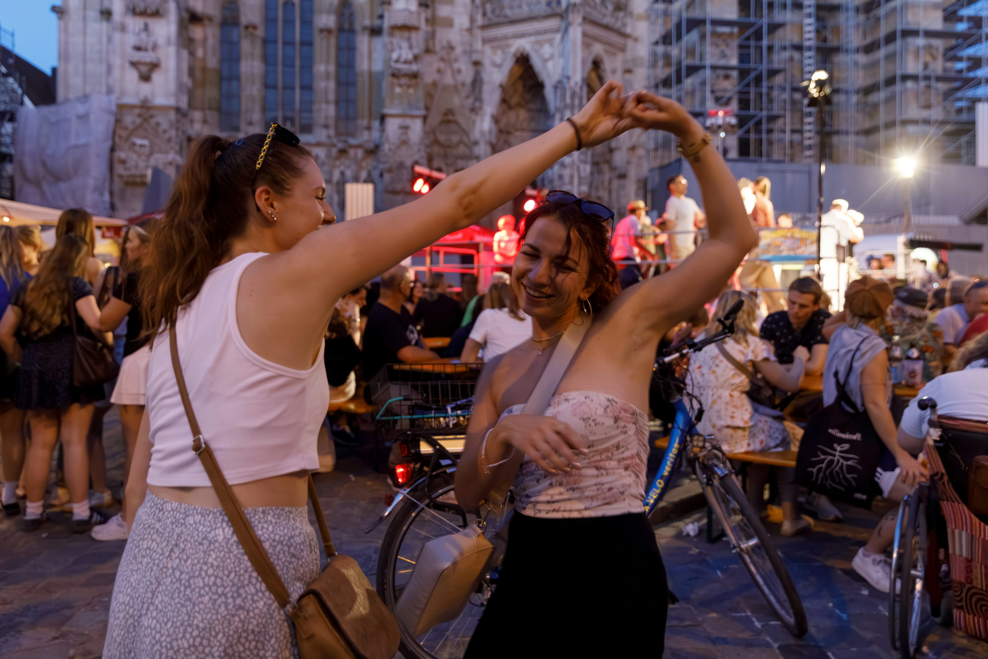 Tanzende Menschen am Domplatz in Regensburg am Bürgerfest