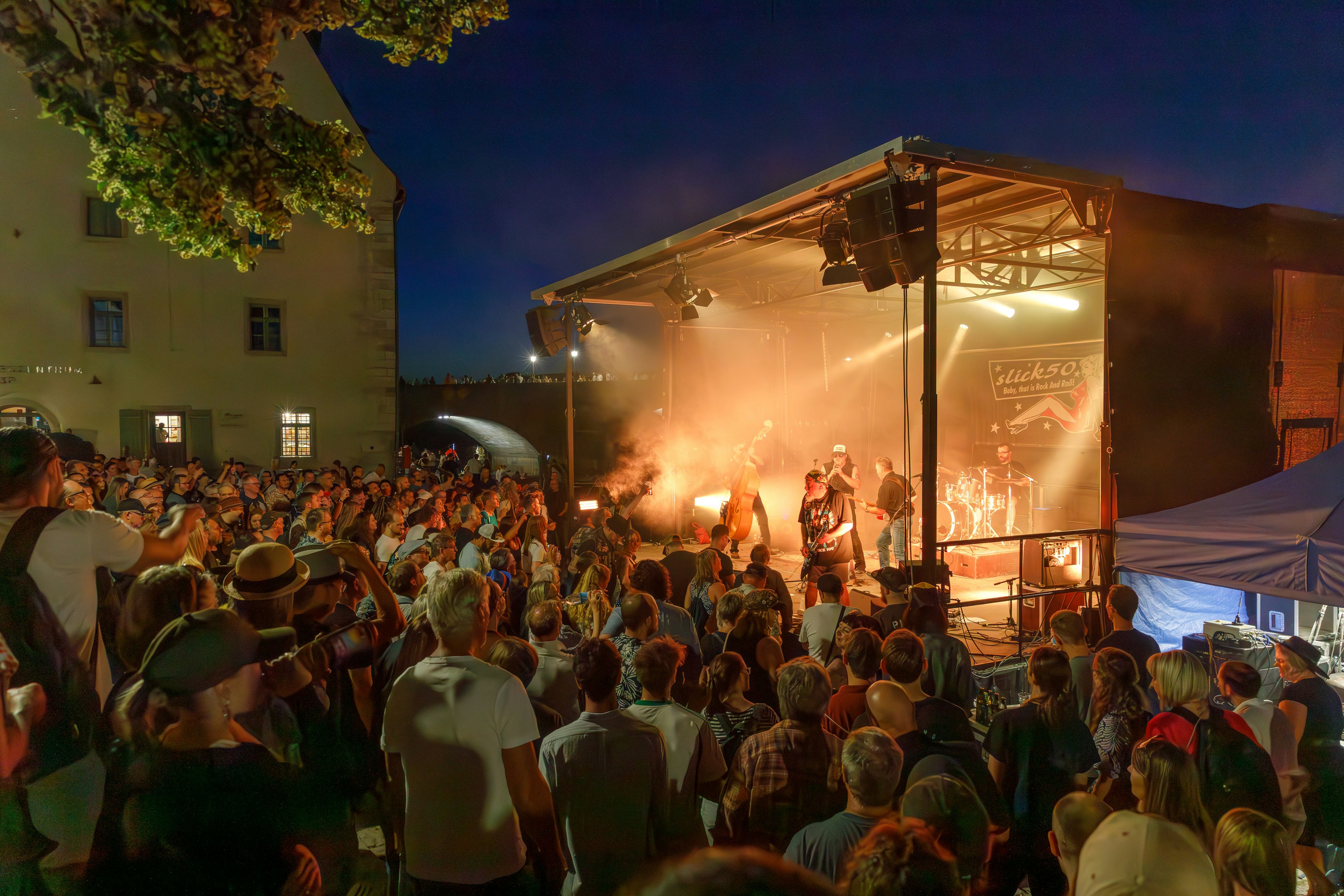 Publikum in der Thundorferstraße vor der Bühne