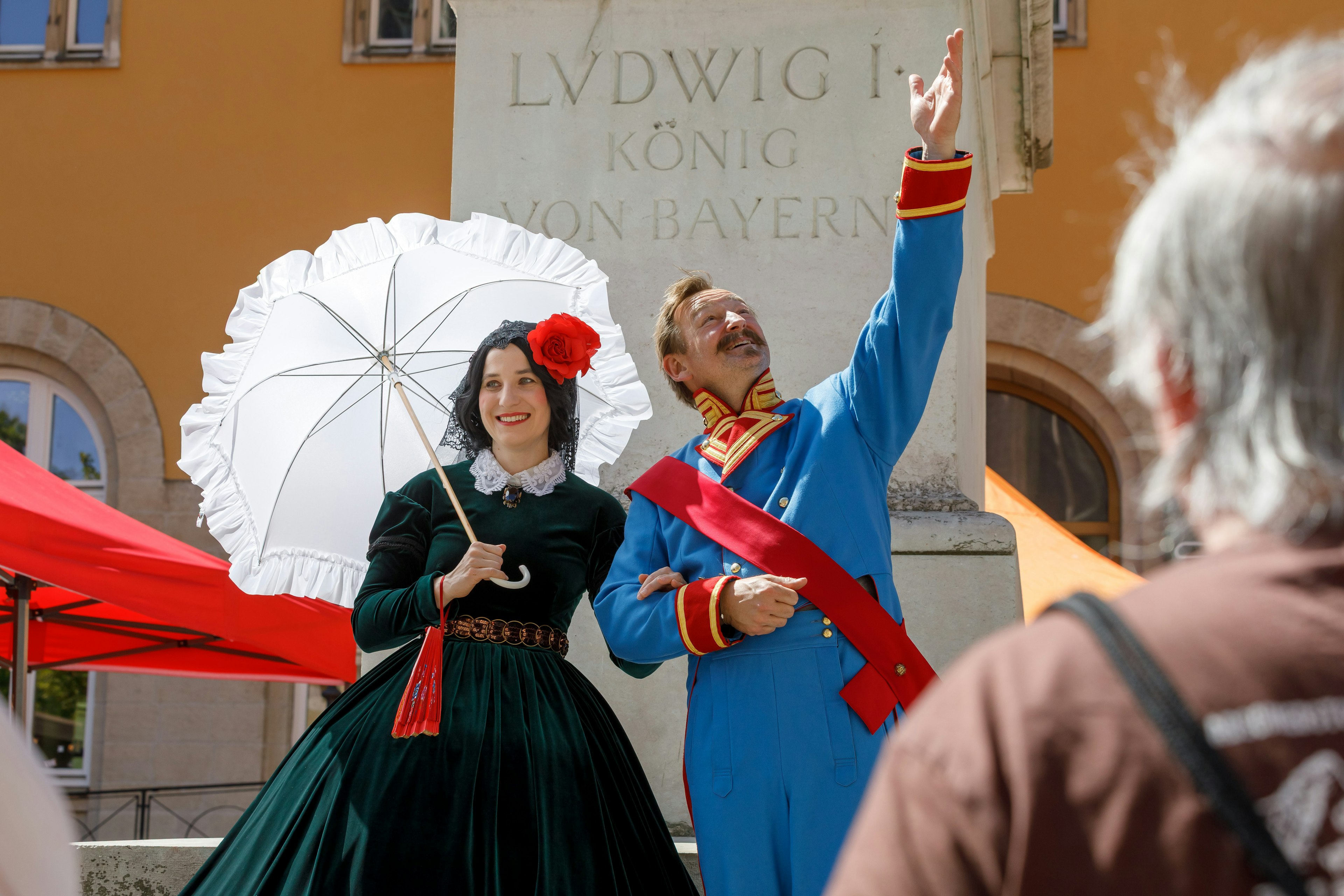 Schauspieler im König Ludwig I Kostüm und Schauspielerin im Lola Montez Kostüm am Bürgerfest 25