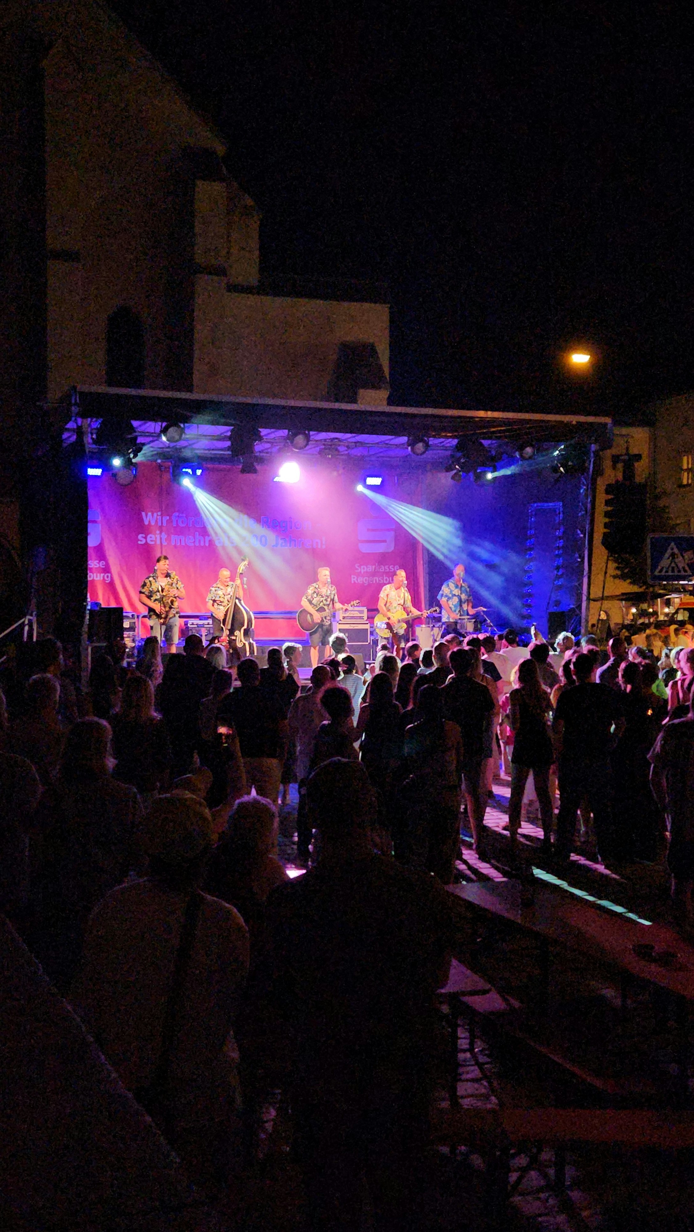 Publikum am Domplatz vor der Bühne