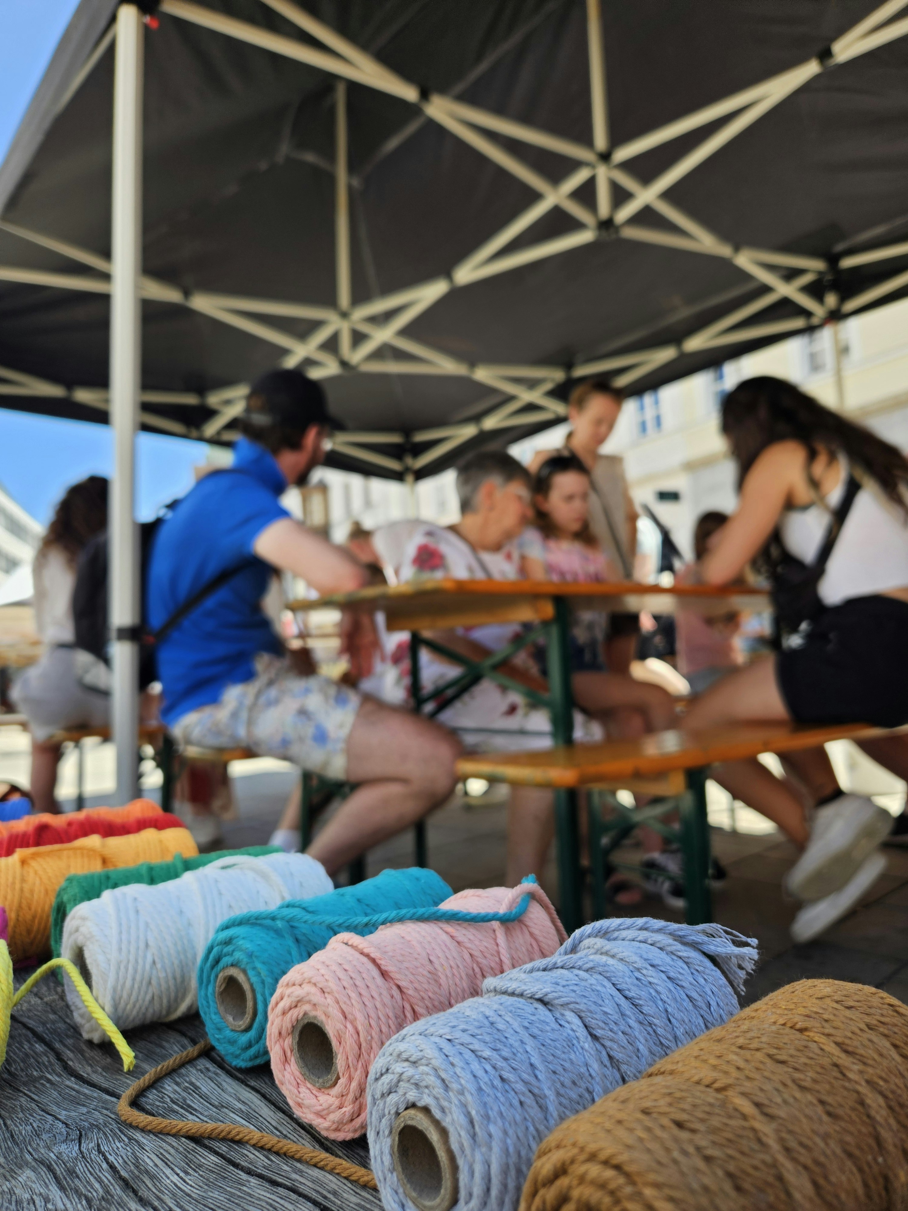 Teilnehmer beim Makrame Workshop am Neupfarrplatz